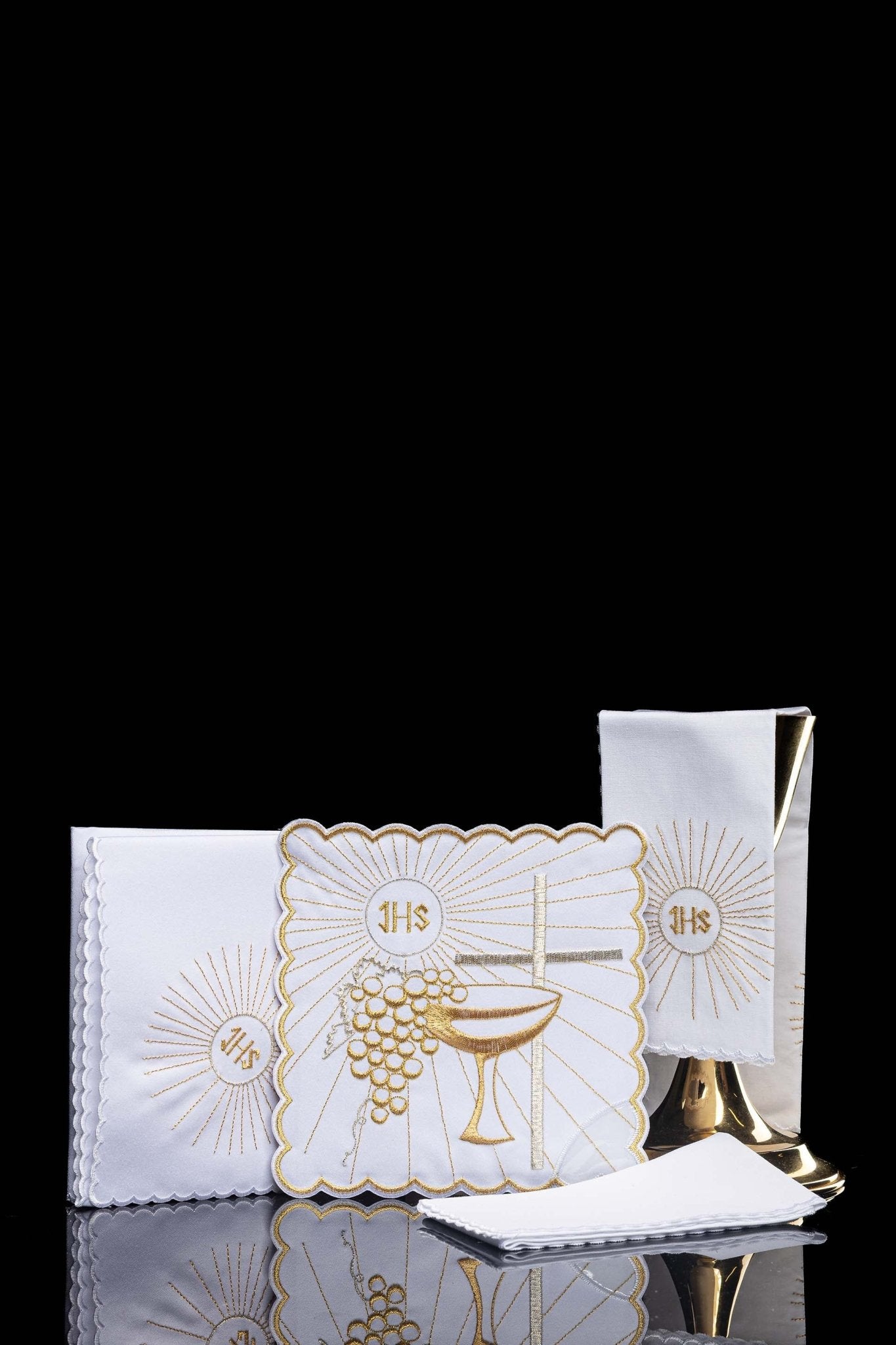 Chalice Linens with Golden Embroidery of Chalice and Cross KK/091 - CHASUBLES.COM