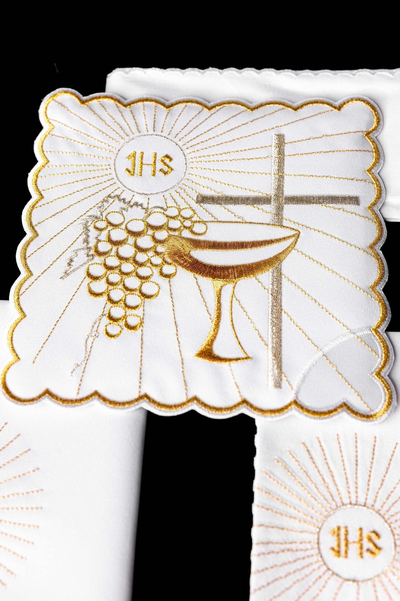 Chalice Linens with Golden Embroidery of Chalice and Cross KK/091 - CHASUBLES.COM