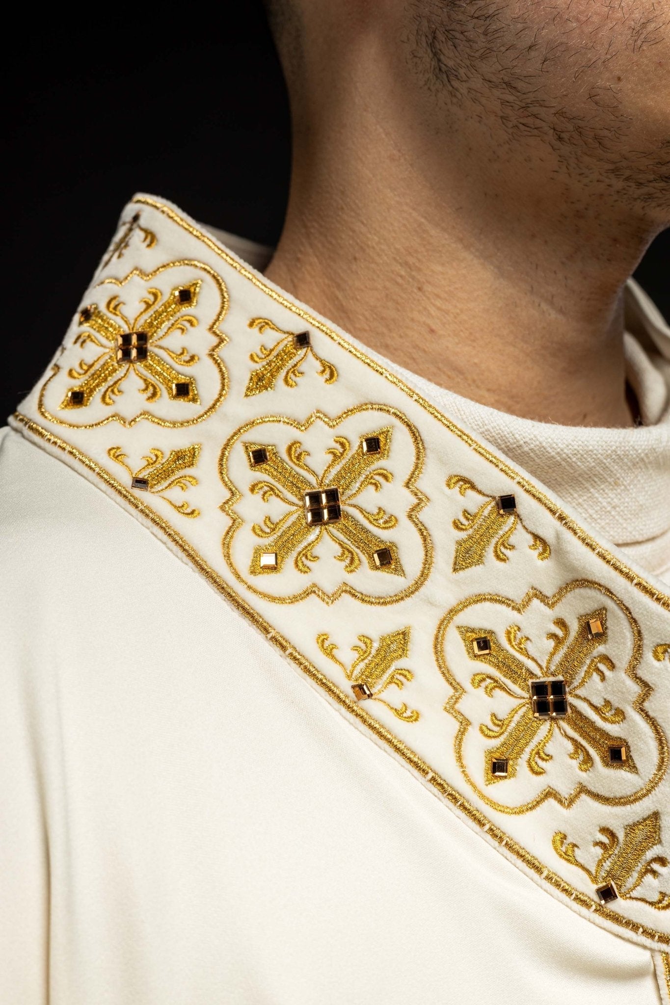 Chasuble adorned with stones and a narrow band in ecru color LE/7104/05 - HAFTINAUSA.COM