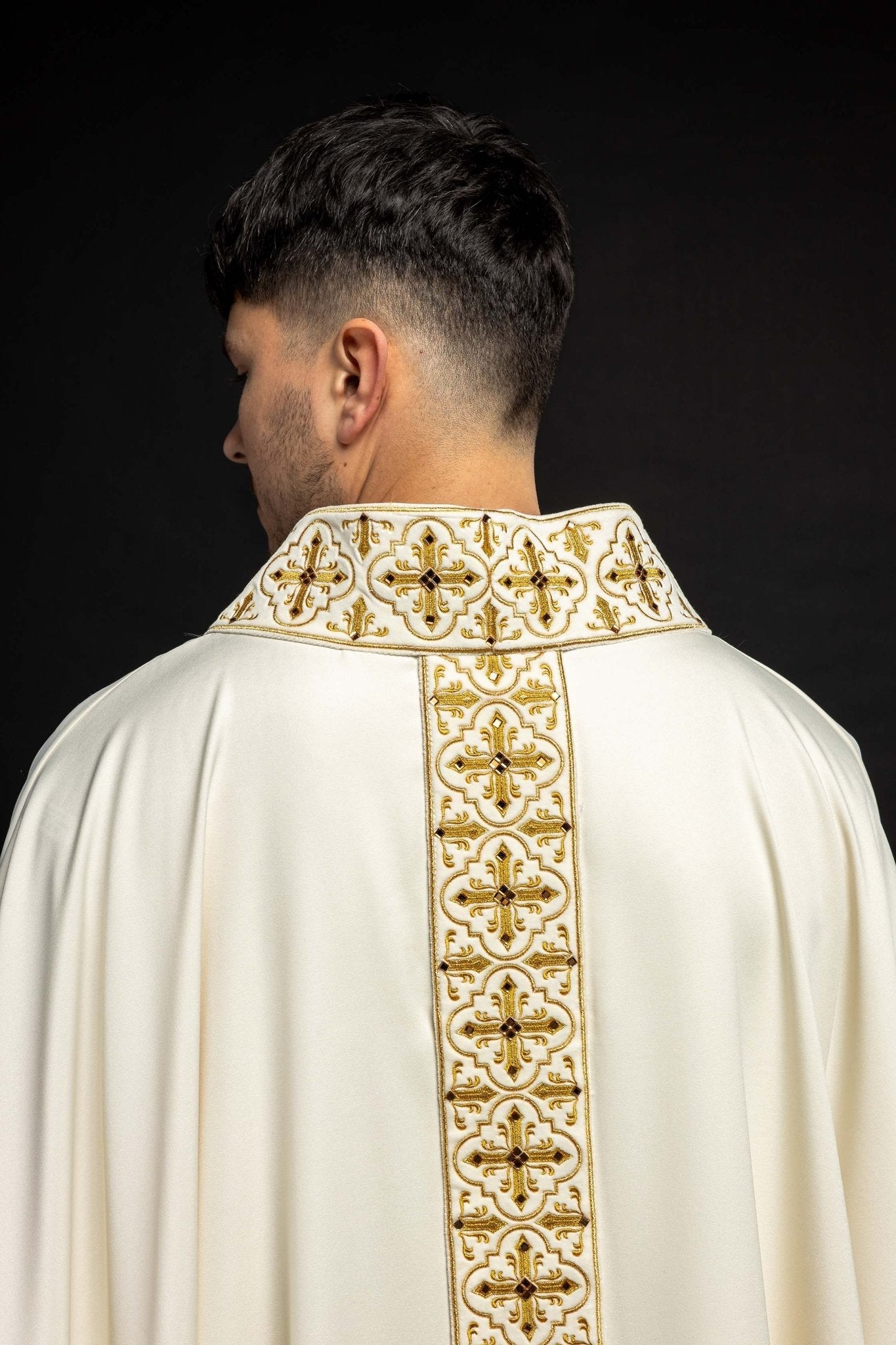 Chasuble adorned with stones and a narrow band in ecru color LE/7104/05 - HAFTINAUSA.COM
