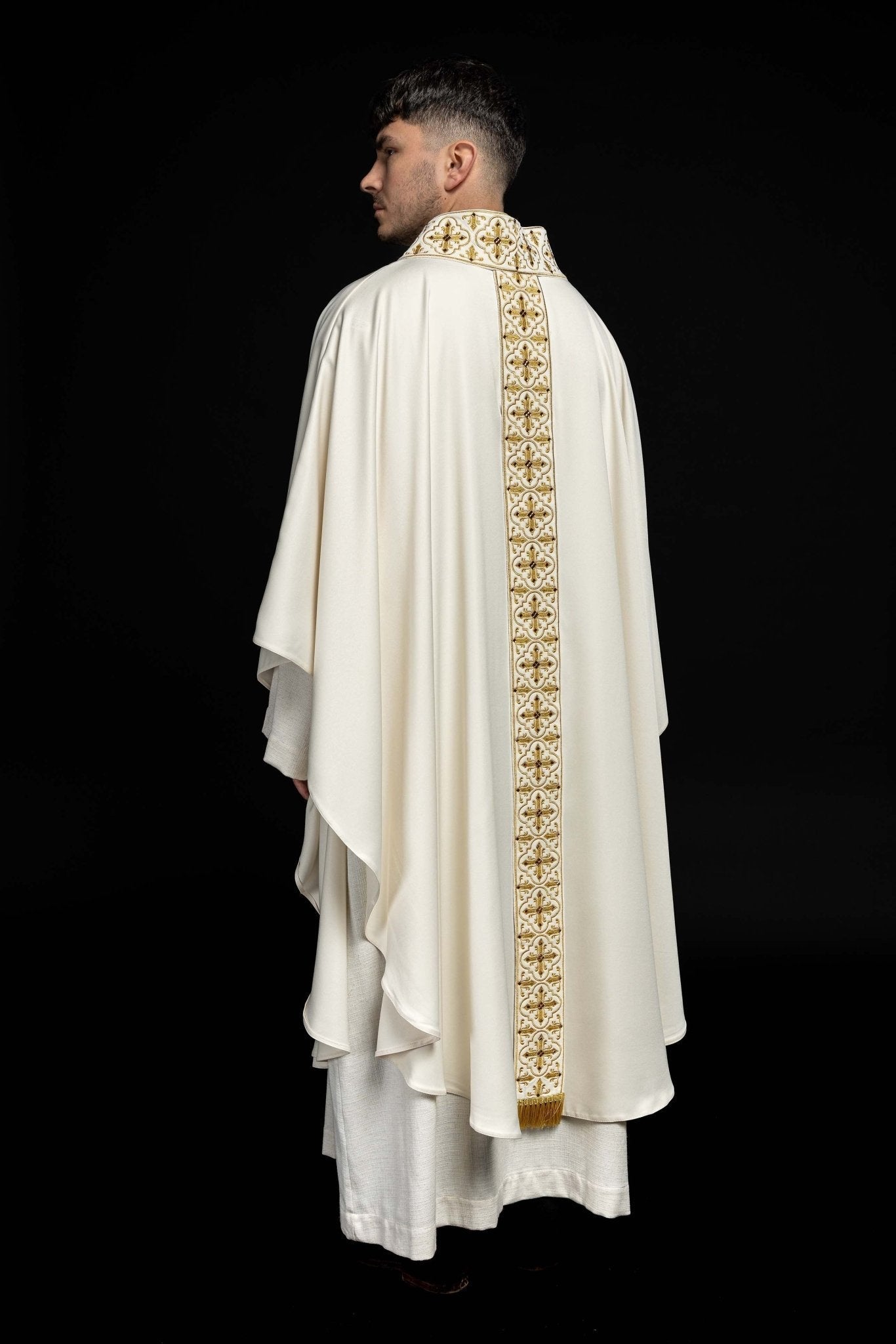 Chasuble adorned with stones and a narrow band in ecru color LE/7104/05 - HAFTINAUSA.COM