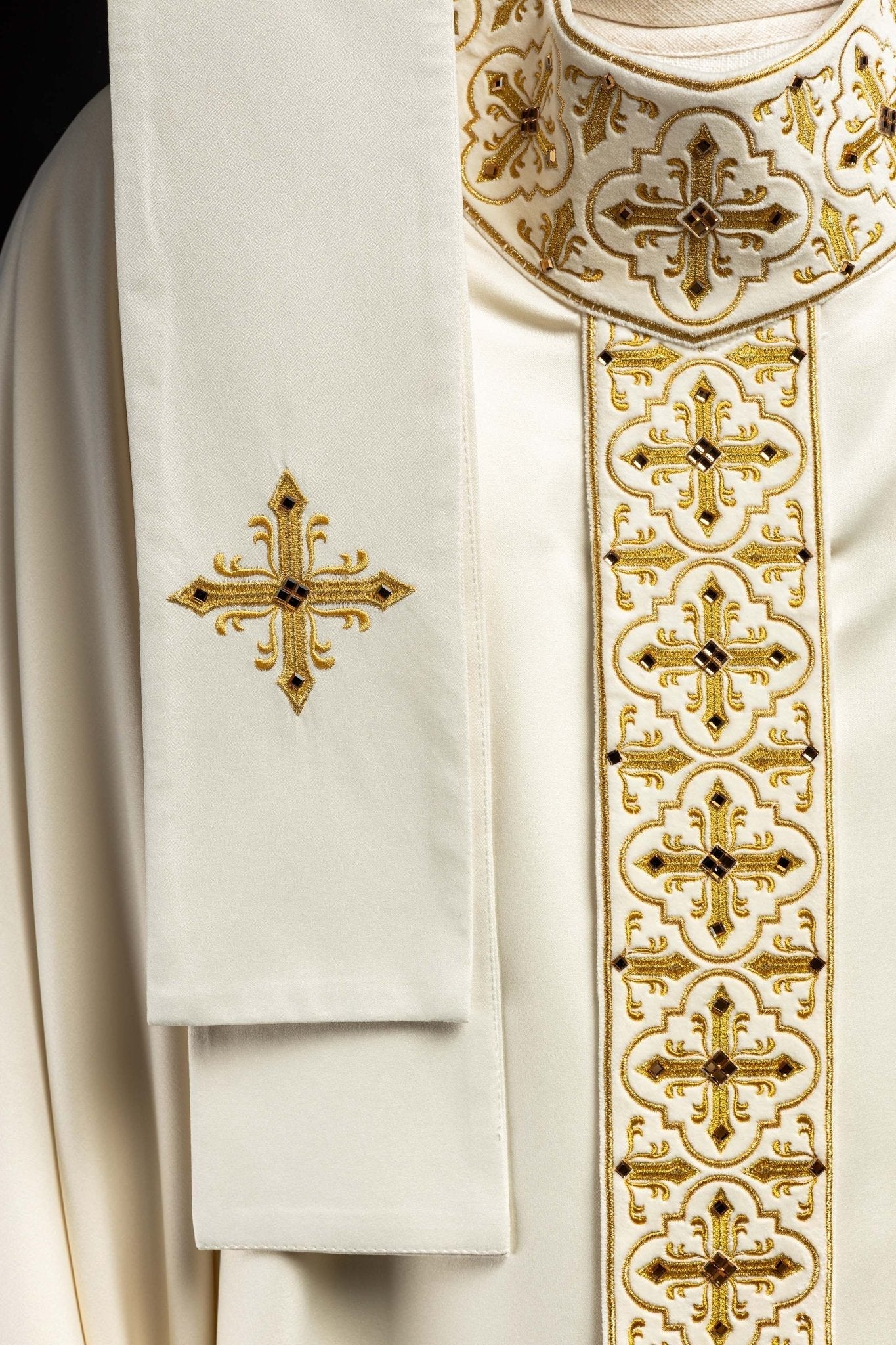 Chasuble adorned with stones and a narrow band in ecru color LE/7104/05 - HAFTINAUSA.COM