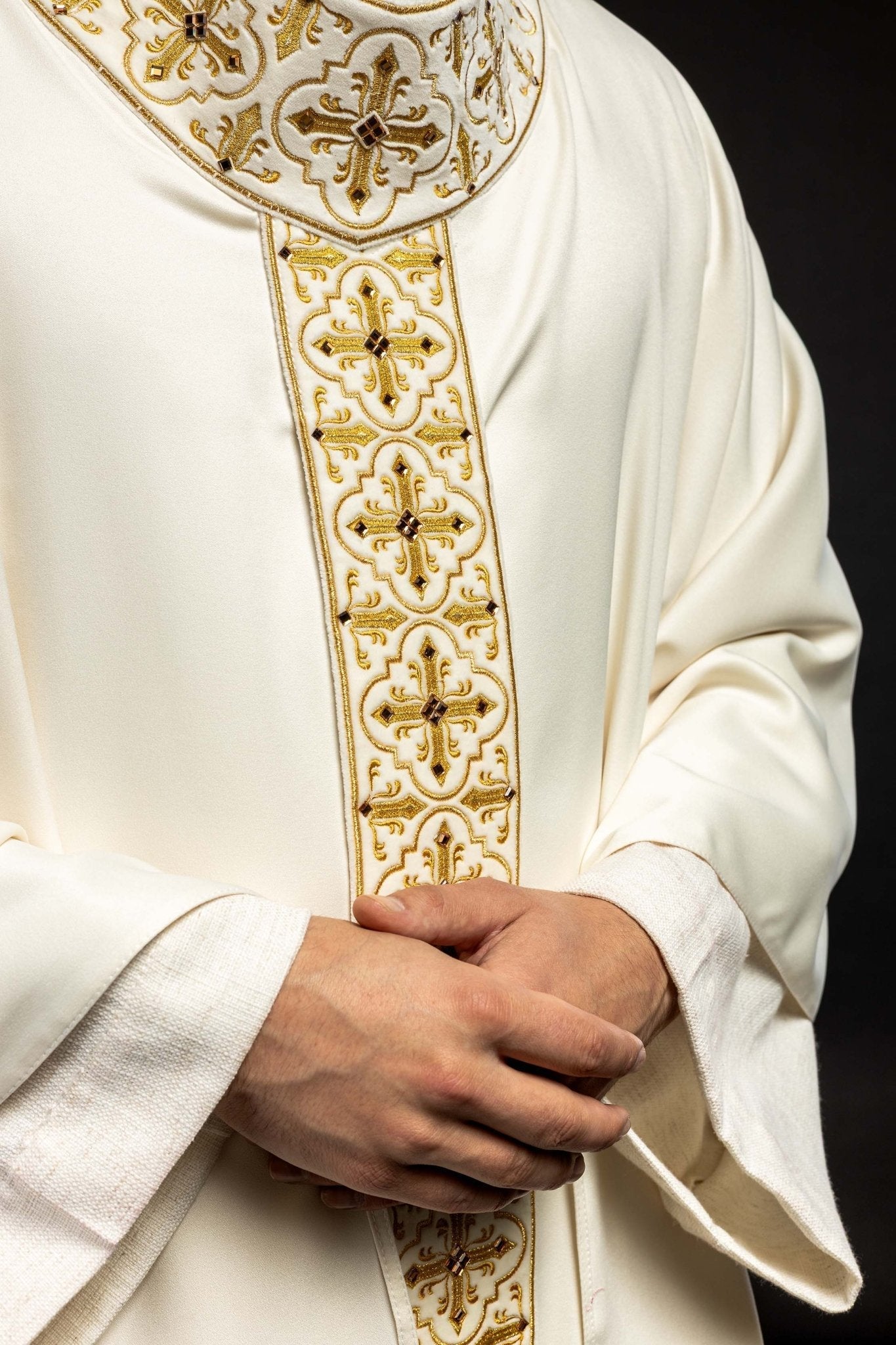 Chasuble adorned with stones and a narrow band in ecru color LE/7104/05 - HAFTINAUSA.COM