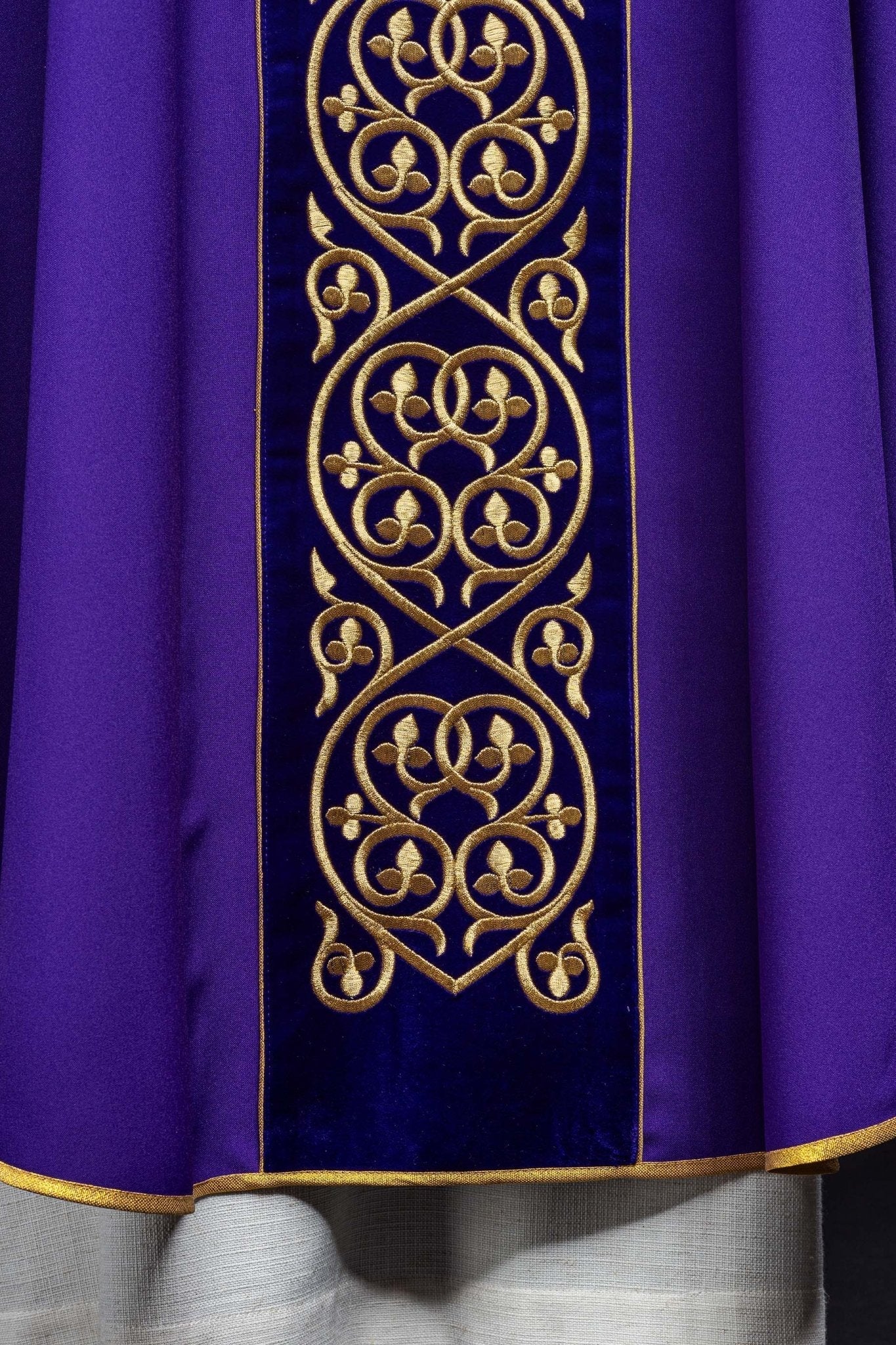 Chasuble decorated with velvet embroidery KOR/169/3 Purple KOR/169/03 - HAFTINAUSA.COM