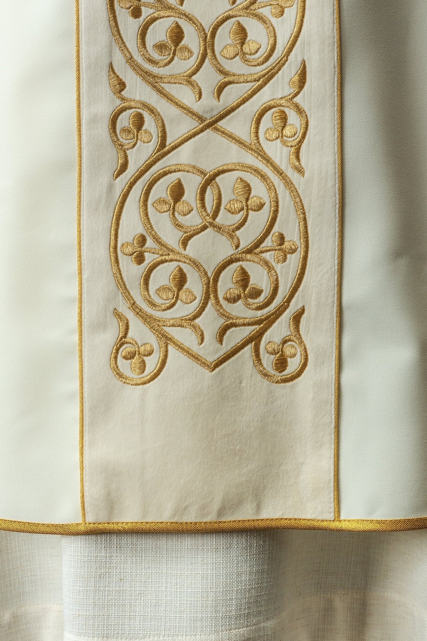 Chasuble decorated with velvet embroidery KOR/169/5 Ecru KOR/169/05 - HAFTINAUSA.COM