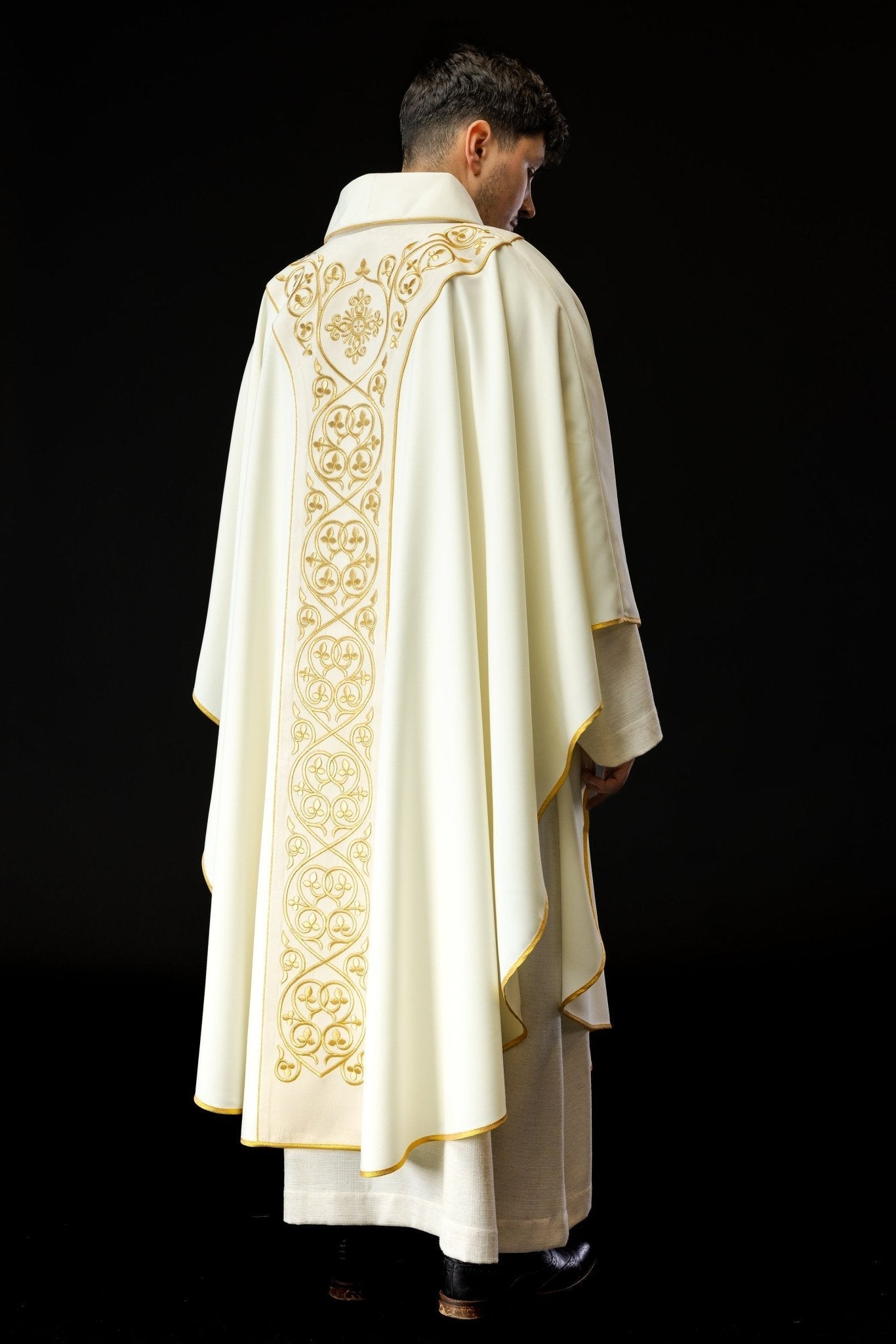 Chasuble decorated with velvet embroidery KOR/169/5 Ecru KOR/169/05 - HAFTINAUSA.COM