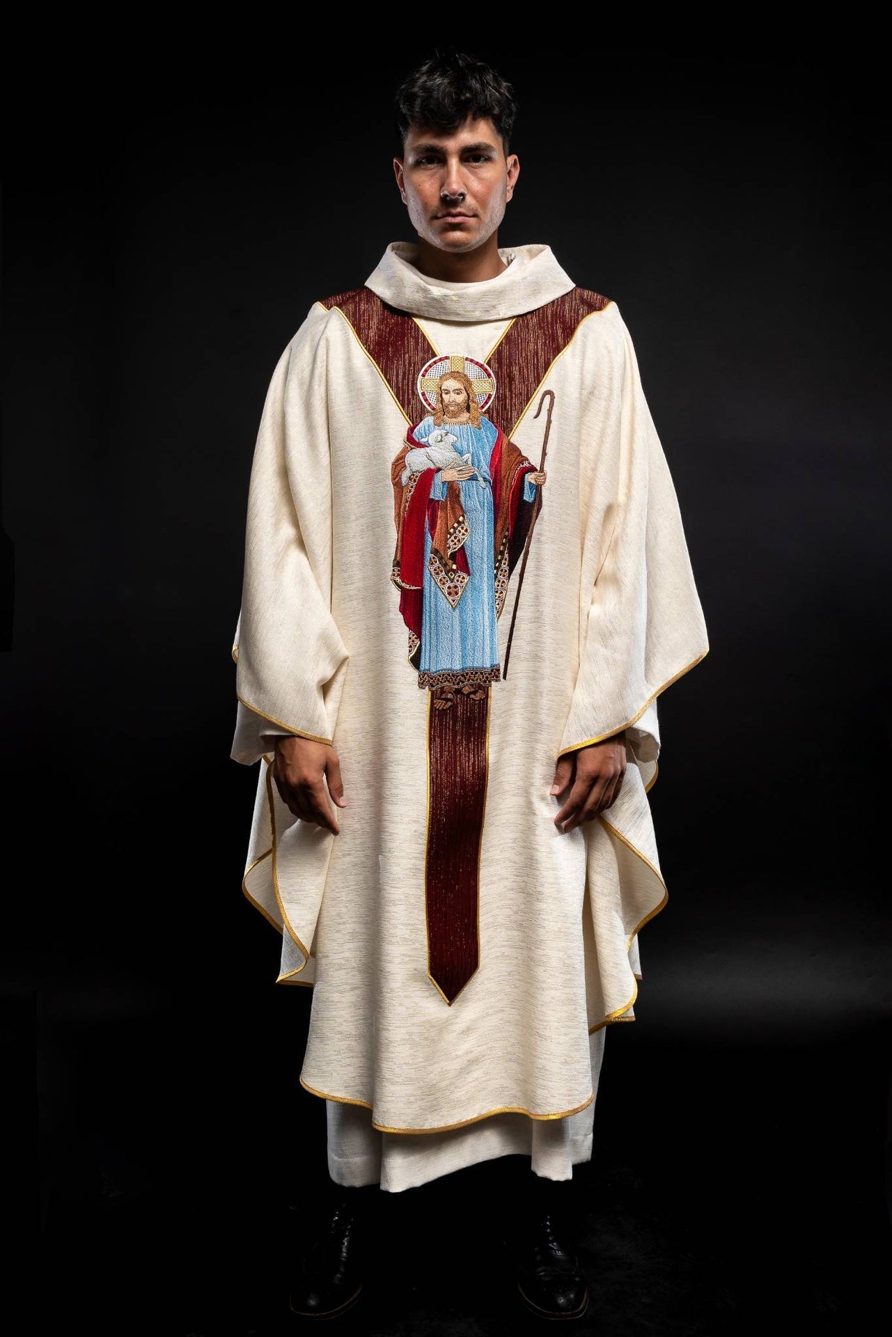Chasuble ecru with the image of Jesus the Good Shepherd with a decorative burgundy stripe LE/7035/05 - CHASUBLES.COM
