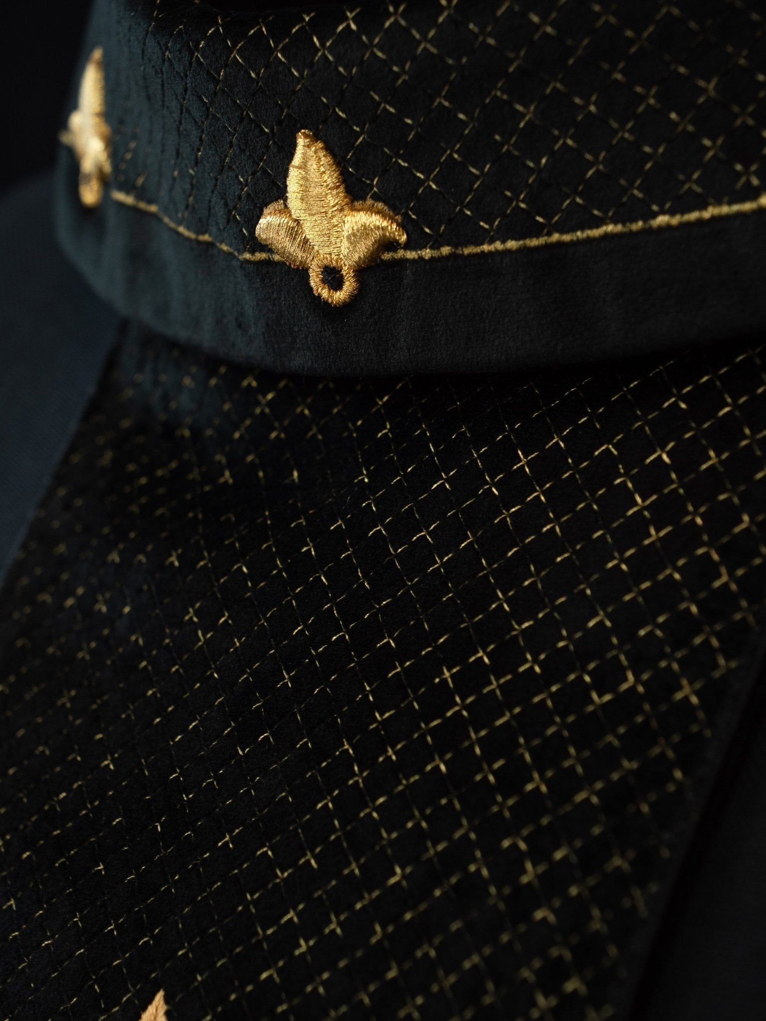 Chasuble embroidered on velvet with the symbol of the Black Cross LE/7029/07 - HAFTINAUSA.COM