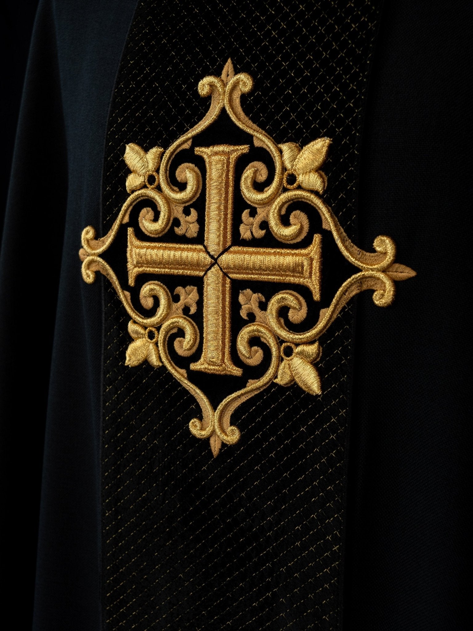 Chasuble embroidered on velvet with the symbol of the Black Cross LE/7029/07 - HAFTINAUSA.COM