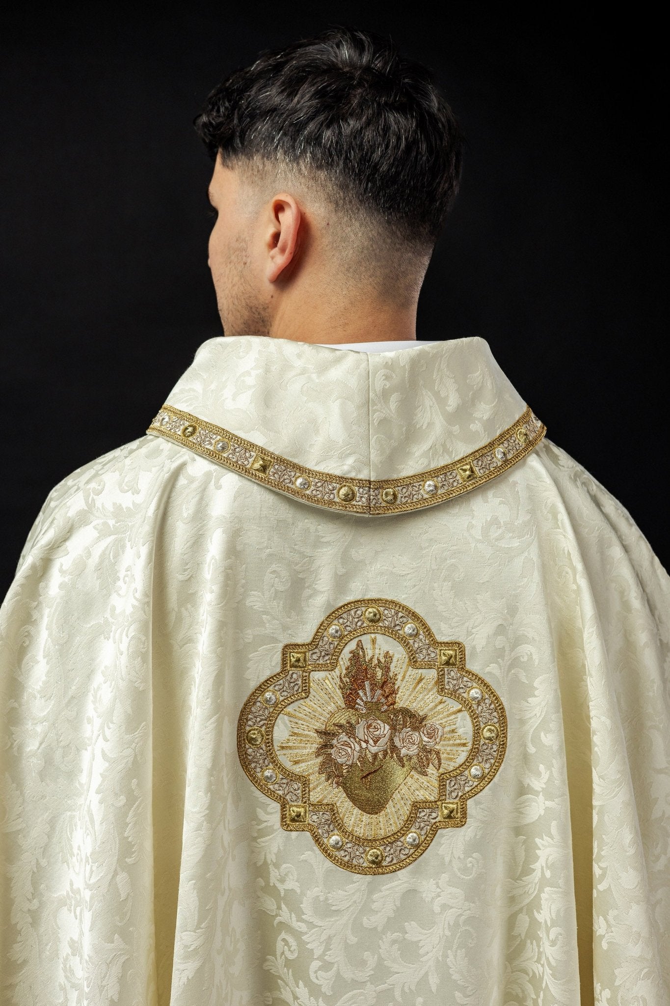 Chasuble embroidered with a motif of the Heart of Mary on jacquard S - 70101 - 05 - 88 - HAFTINAUSA.COM