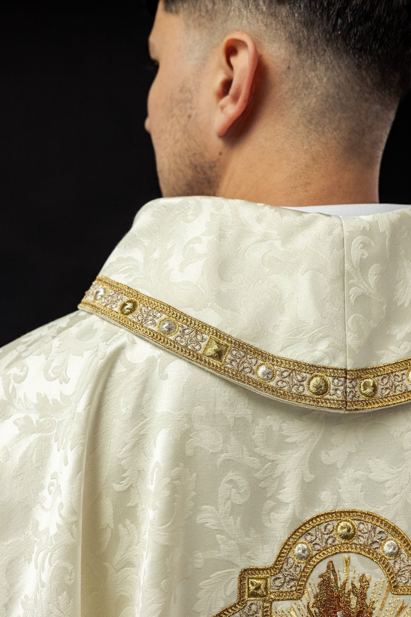 Chasuble embroidered with a motif of the Heart of Mary on jacquard S - 70101 - 05 - 88 - HAFTINAUSA.COM