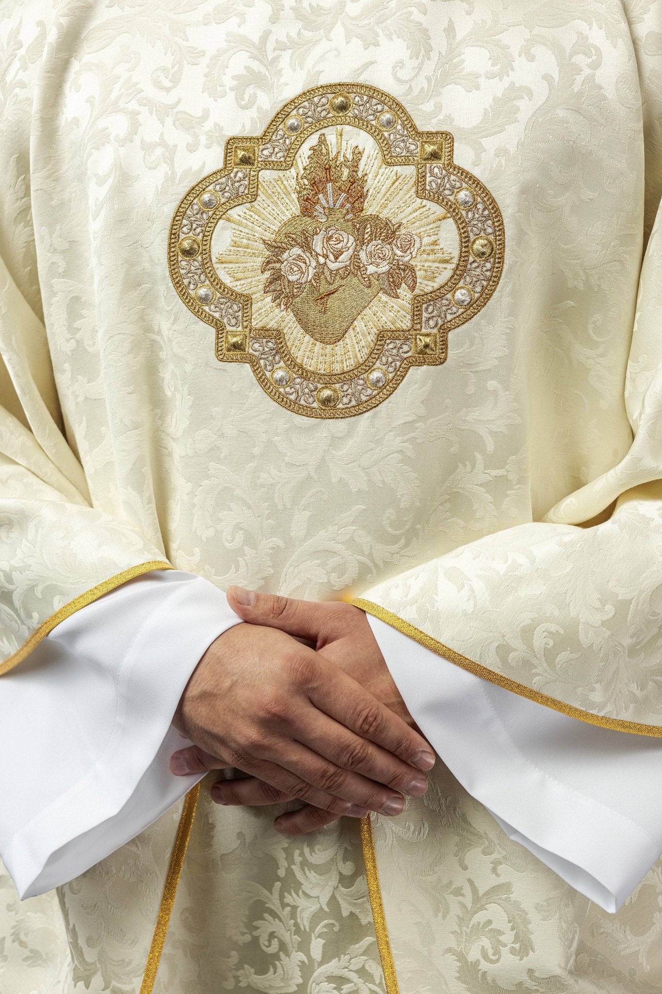 Chasuble embroidered with a motif of the Heart of Mary on jacquard S - 70101 - 05 - 88 - HAFTINAUSA.COM