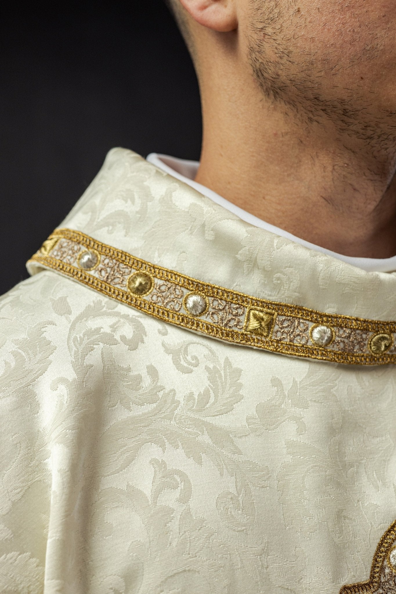 Chasuble embroidered with a motif of the Heart of Mary on jacquard S - 70101 - 05 - 88 - HAFTINAUSA.COM
