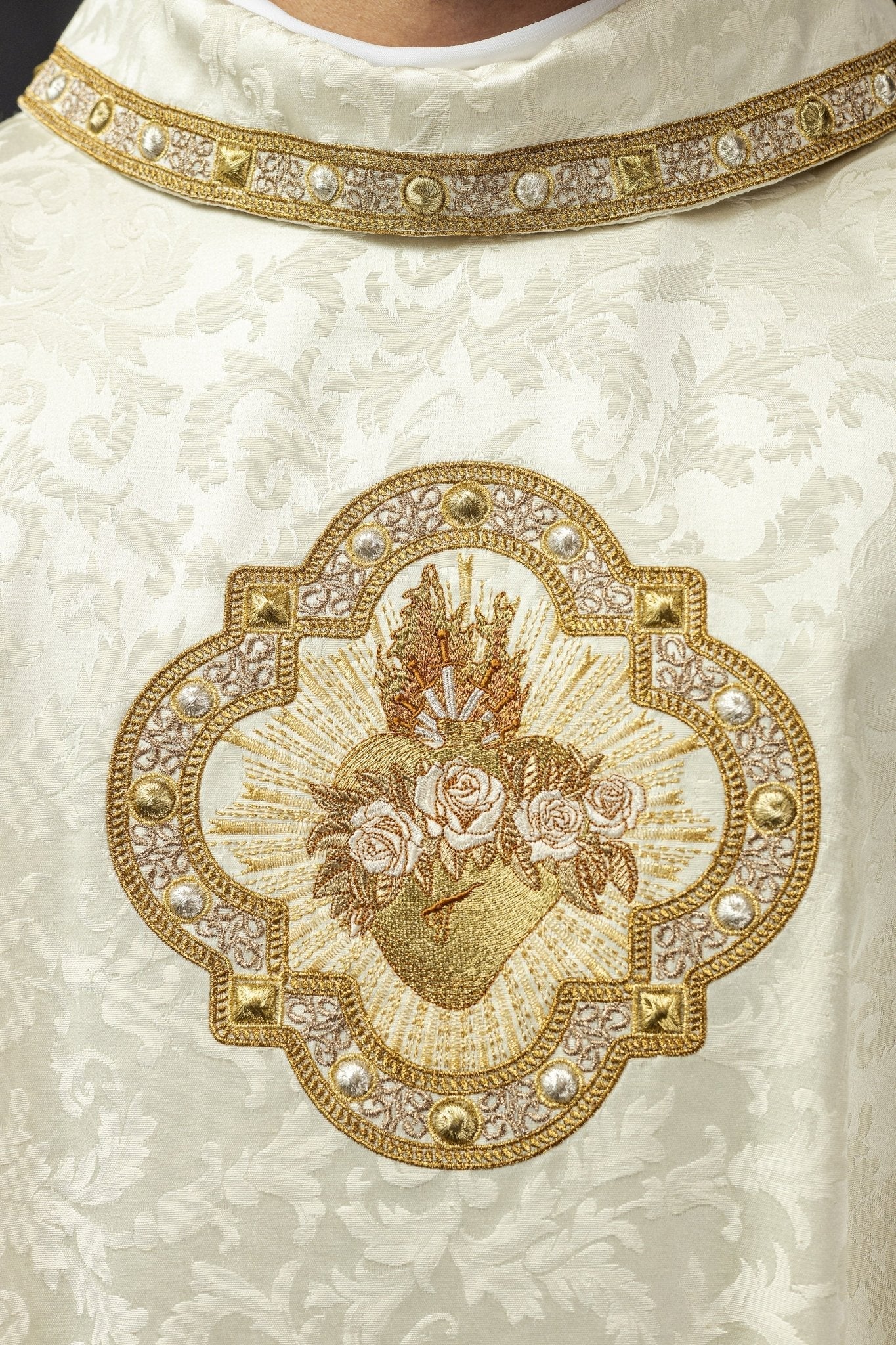 Chasuble embroidered with a motif of the Heart of Mary on jacquard S - 70101 - 05 - 88 - HAFTINAUSA.COM
