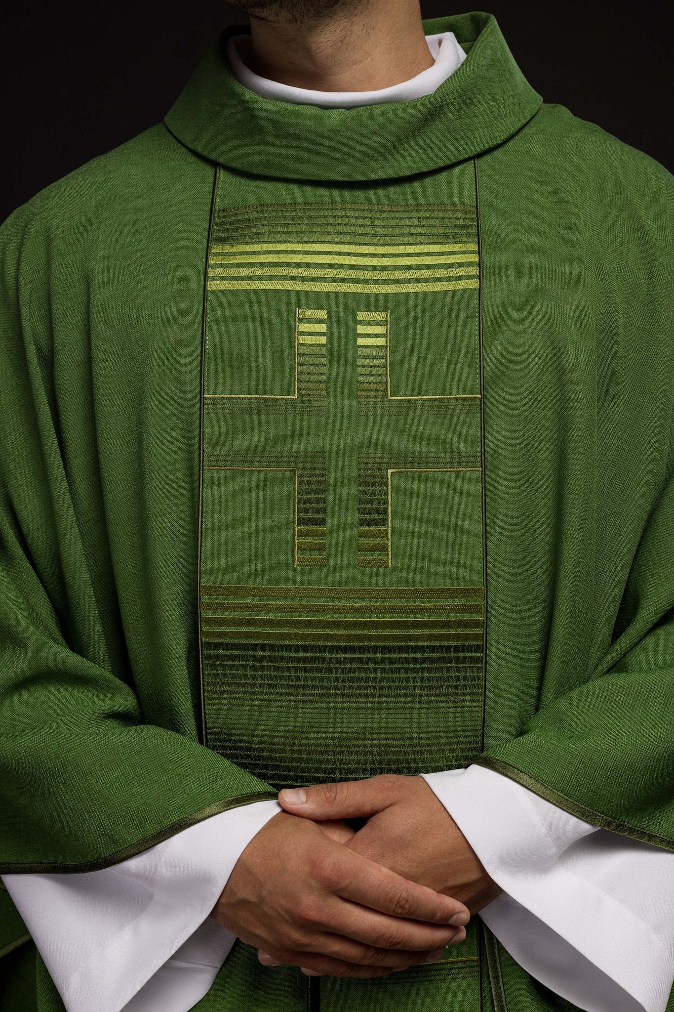 Chasuble embroidered with Crosses in green HA7032 - 01 ZIELONY - HAFTINAUSA.COM