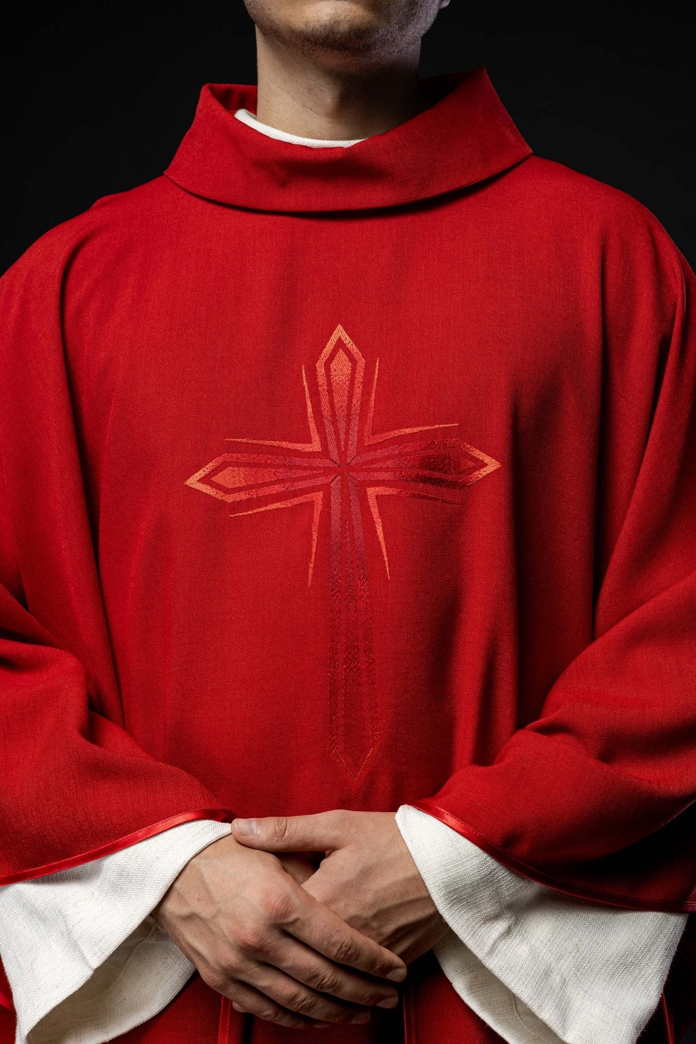 Chasuble embroidered with ecru Cross HA7034 - 02 CZERWONY - HAFTINAUSA.COM