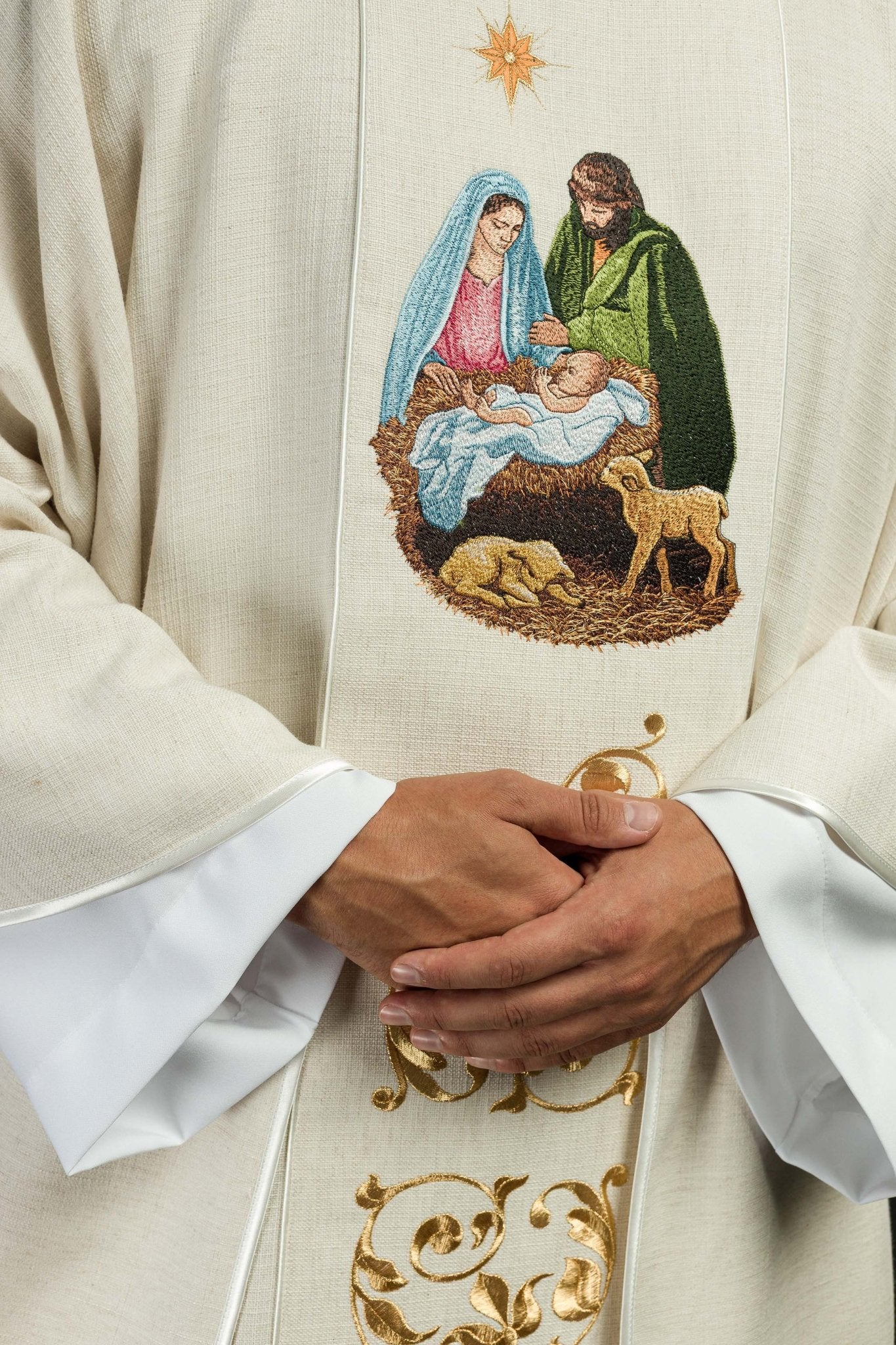 Chasuble embroidered with Holy Family motif in gold KOR/276/05/49 - CHASUBLES.COM