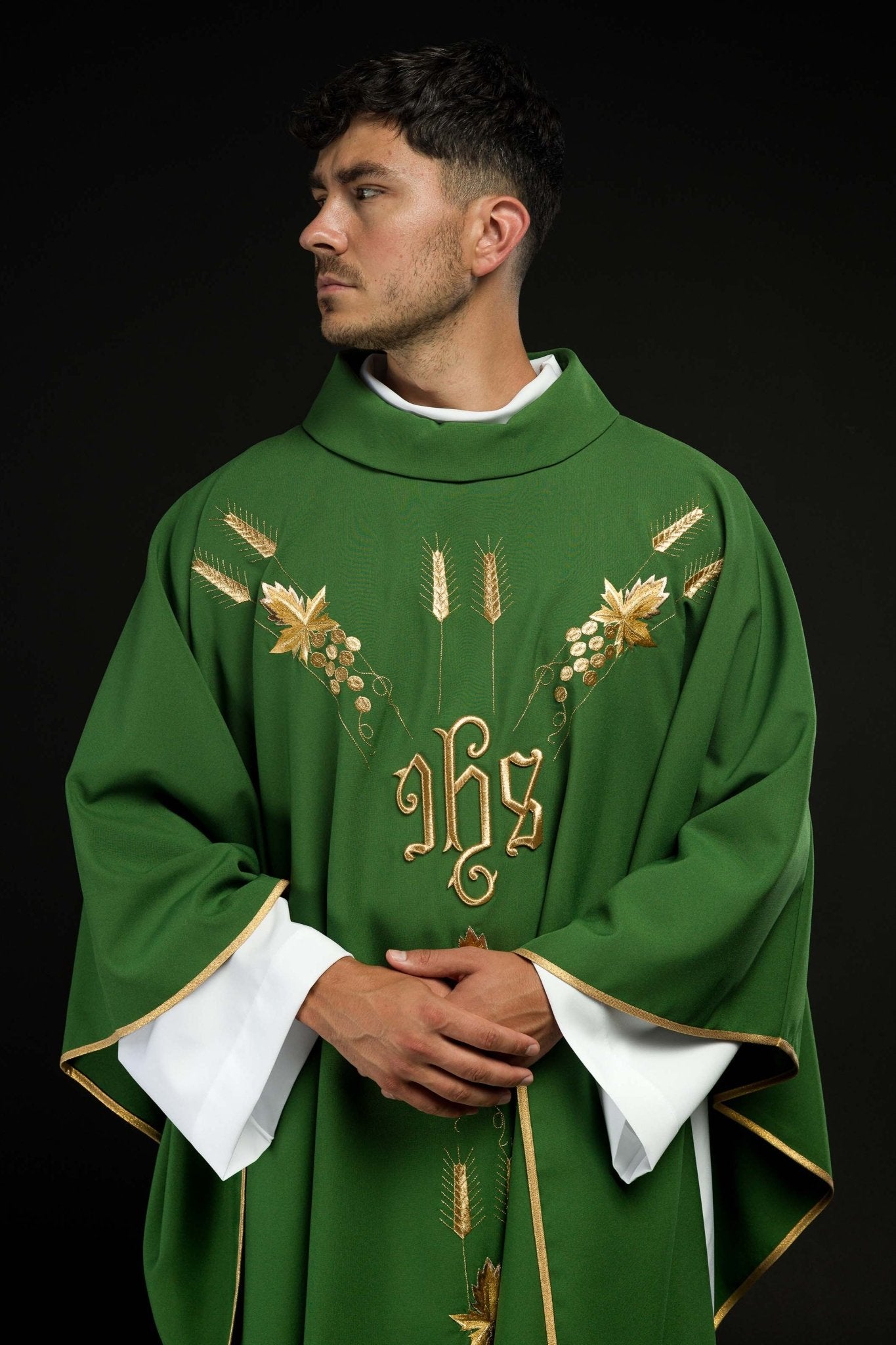 Chasuble embroidered with IHS and grape symbols in green KOR/057/01/01 ZIELONY - CHASUBLES.COM