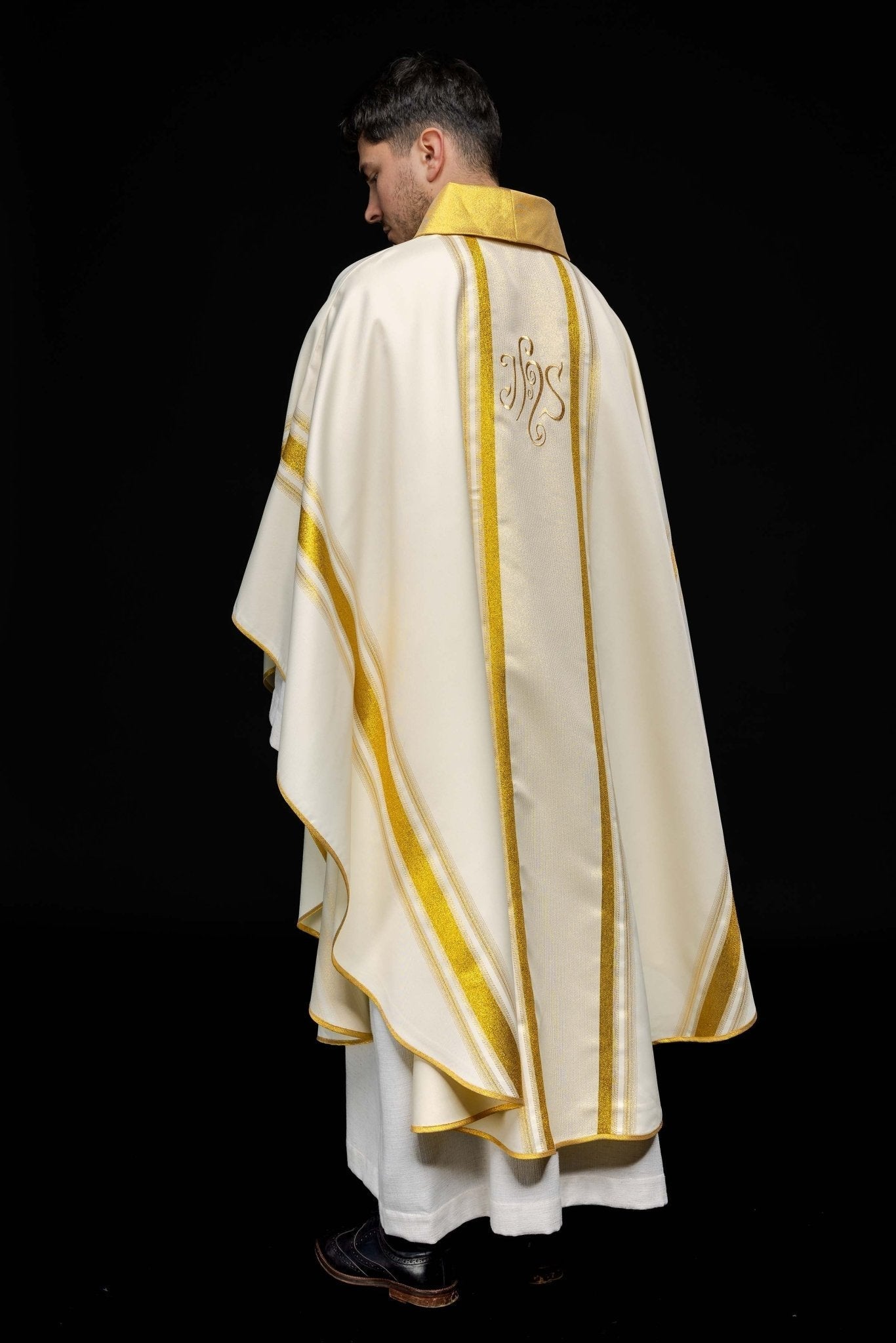 Chasuble embroidered with IHS motif with gilding in ecru KOR/183/05/27 ECRU - HAFTINAUSA.COM