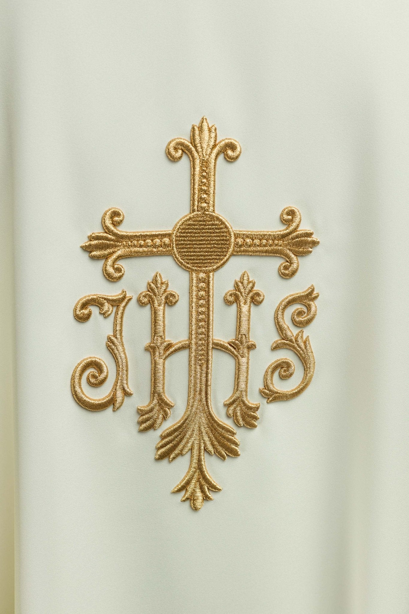 Chasuble embroidered with IHS symbol in ecru KOR/255/05/12 - CHASUBLES.COM