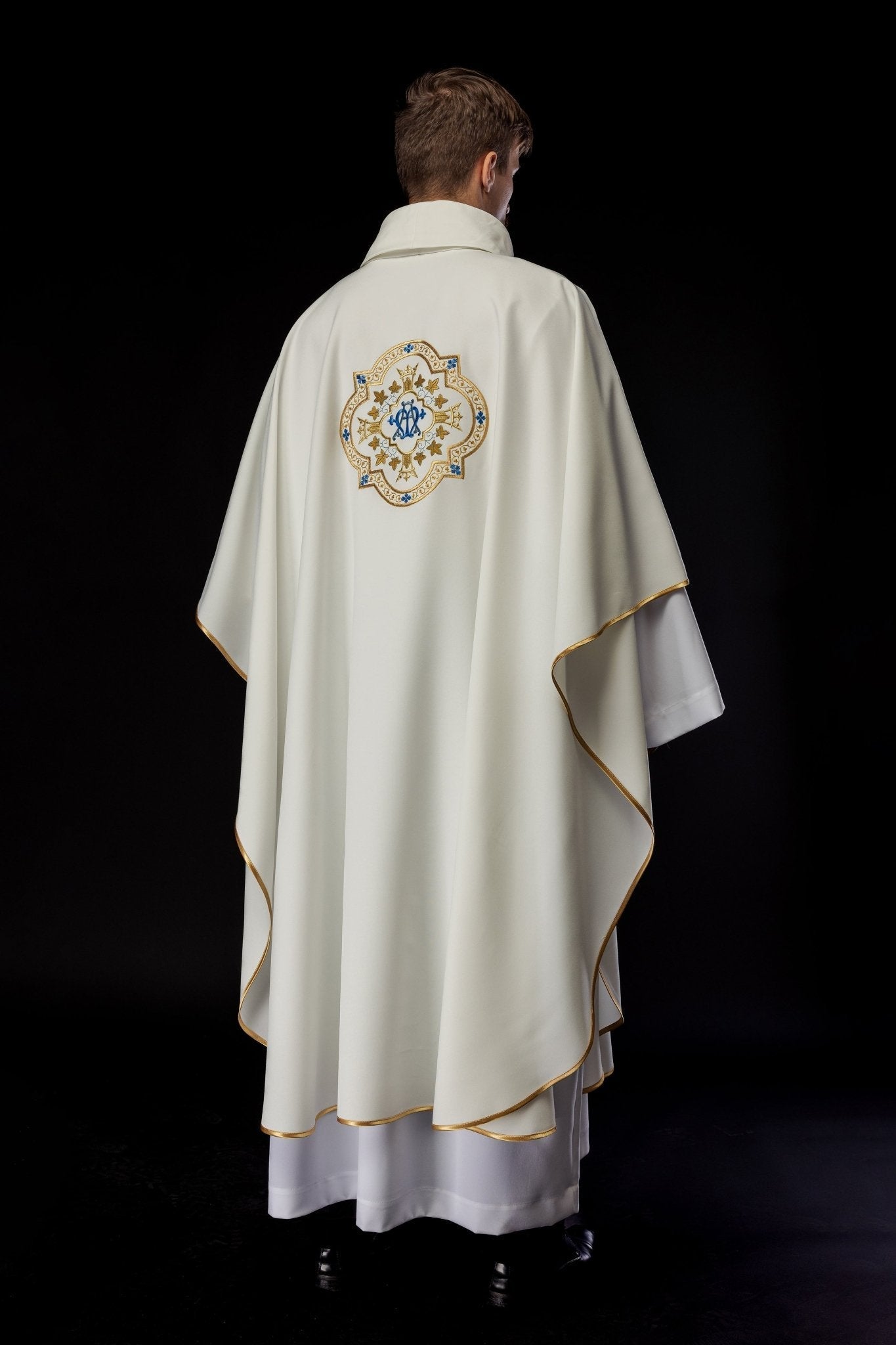 Chasuble embroidered with Marian motif in ecru KOR/384/05/12 - HAFTINAUSA.COM