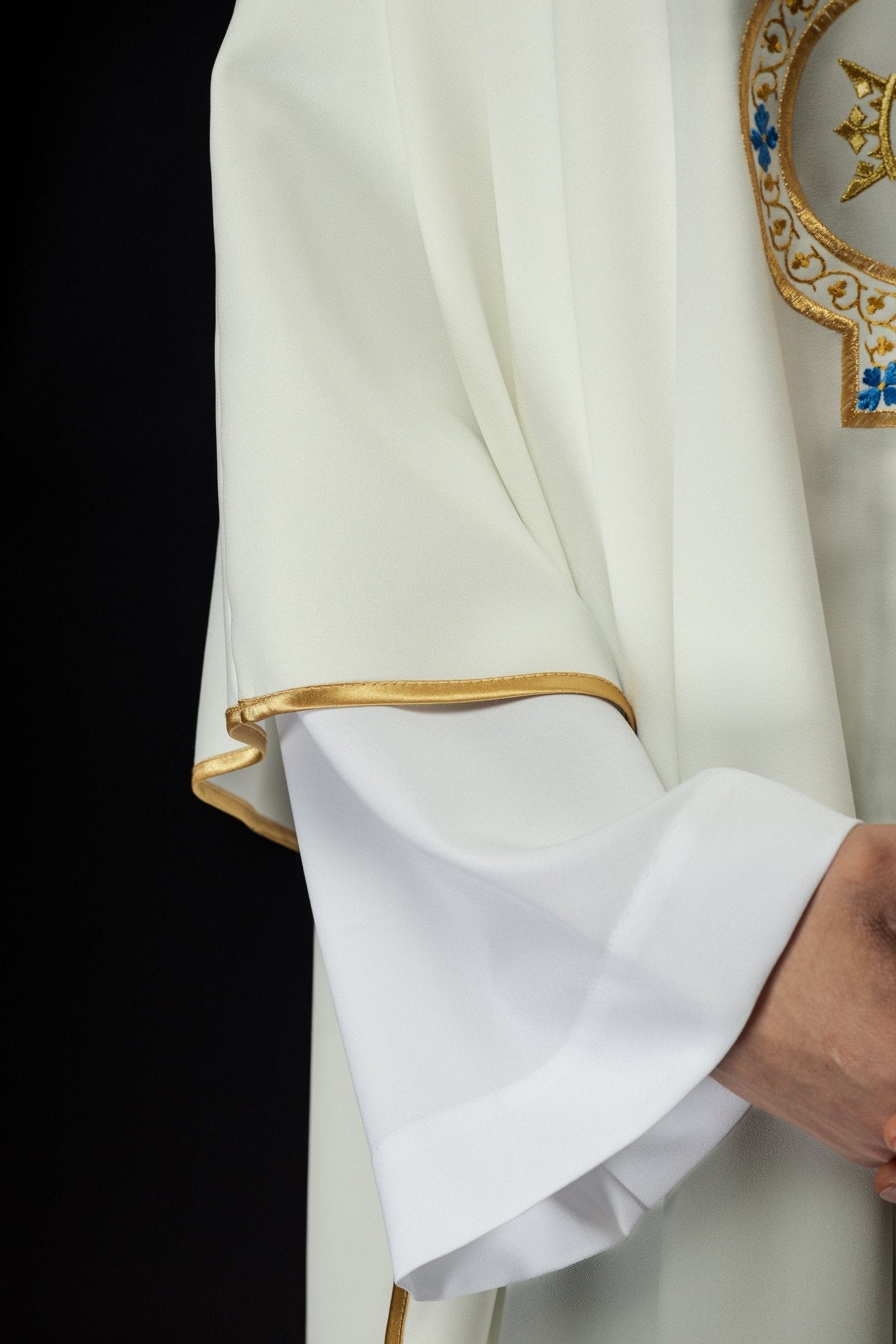Chasuble embroidered with Marian motif in ecru KOR/384/05/12 - HAFTINAUSA.COM