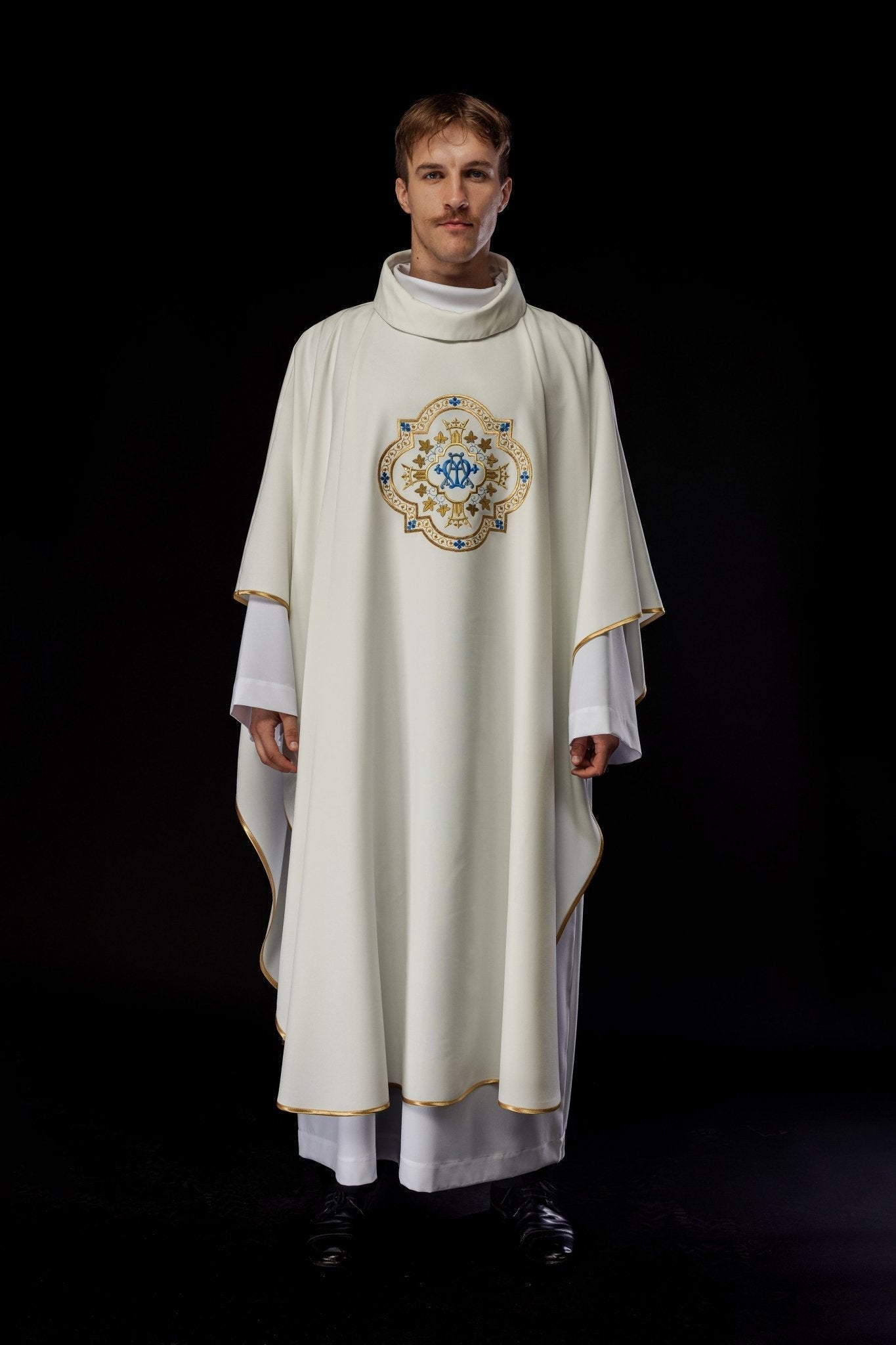 Chasuble embroidered with Marian motif in ecru KOR/384/05/12 - HAFTINAUSA.COM