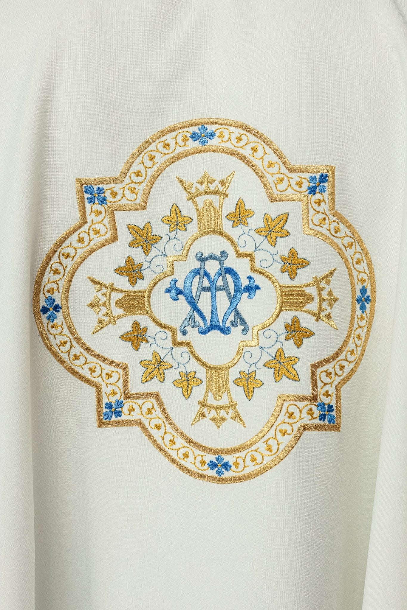 Chasuble embroidered with Marian motif in ecru KOR/384/05/12 - HAFTINAUSA.COM