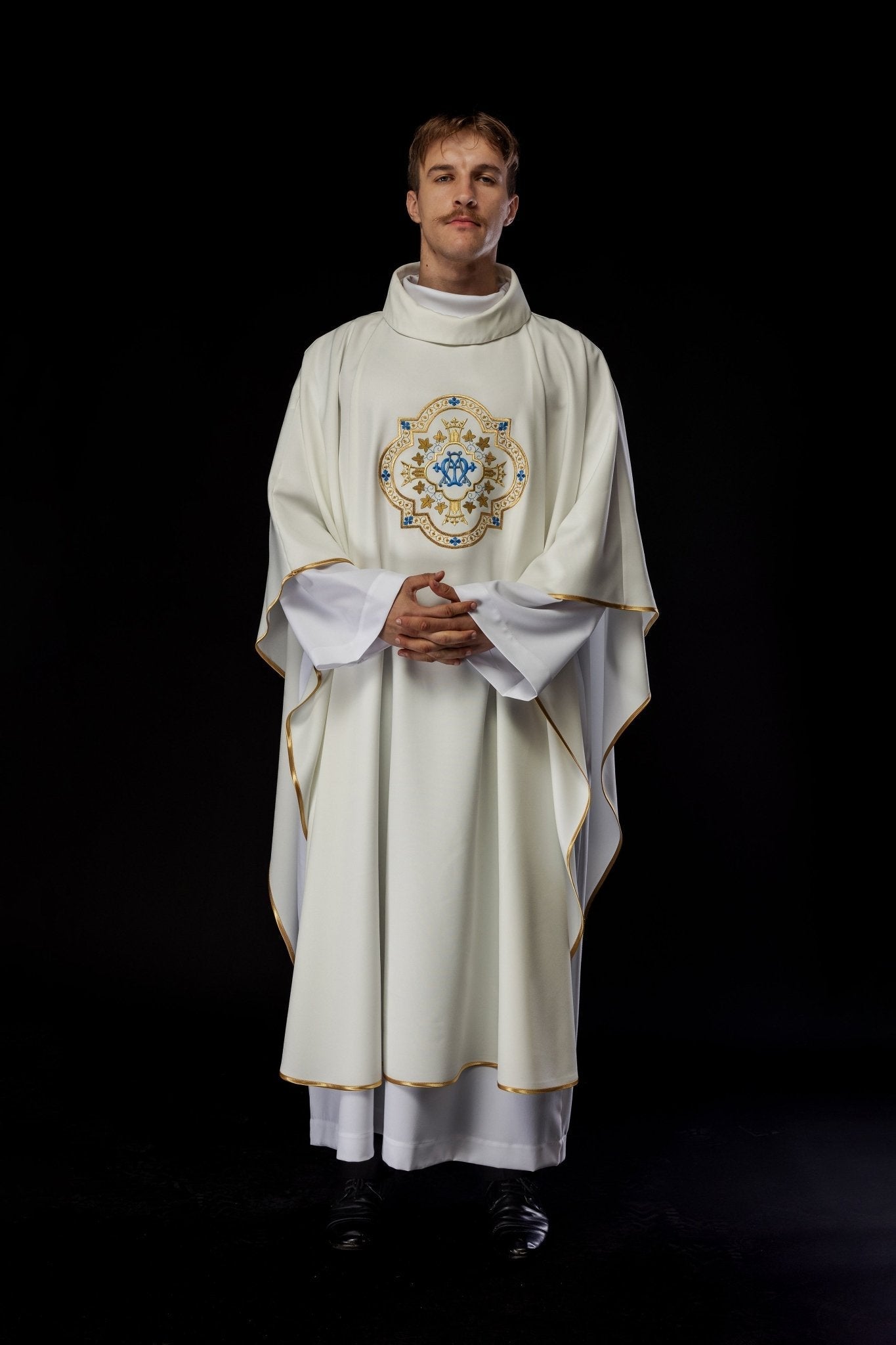 Chasuble embroidered with Marian motif in ecru KOR/384/05/12 - HAFTINAUSA.COM