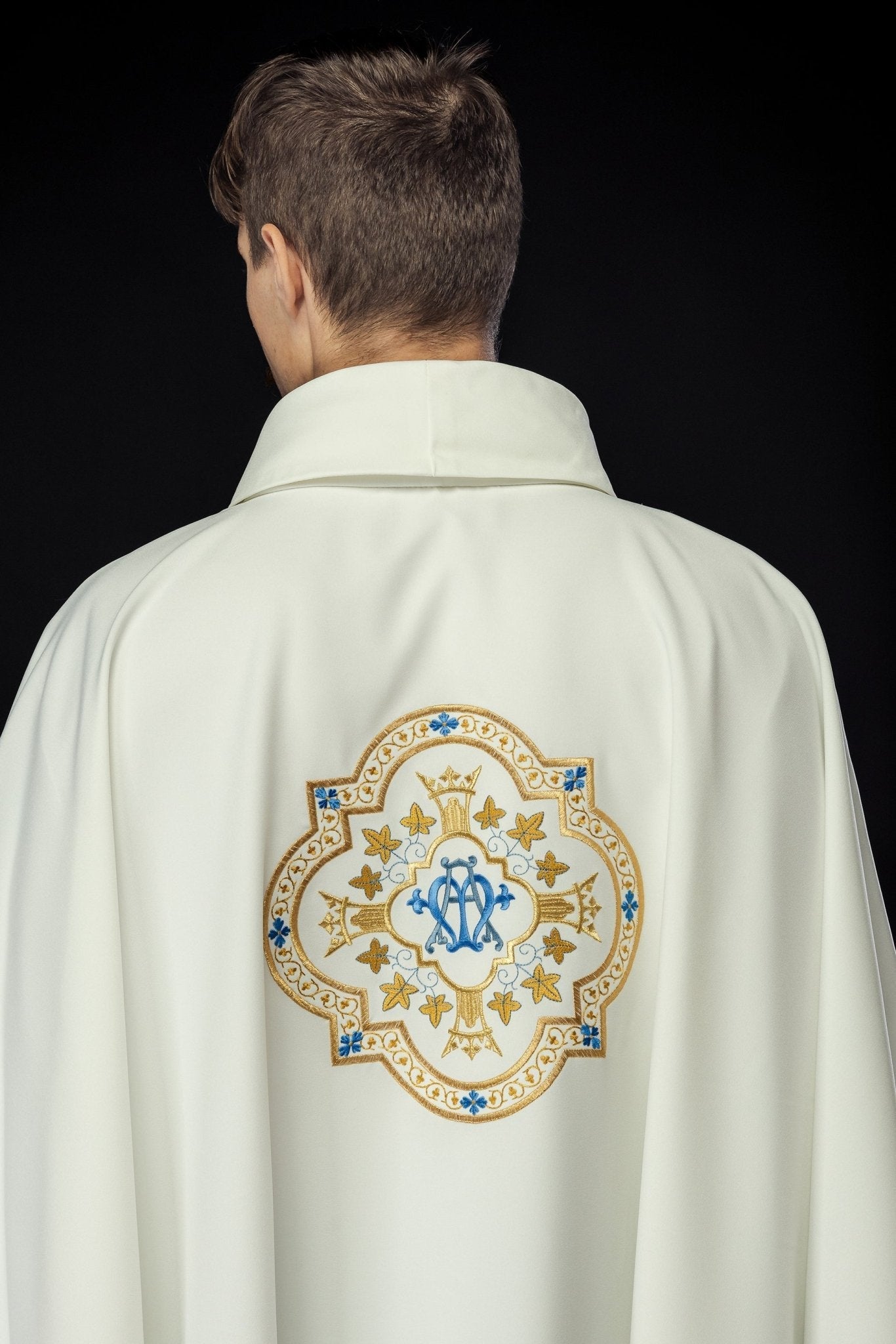 Chasuble embroidered with Marian motif in ecru KOR/384/05/12 - HAFTINAUSA.COM