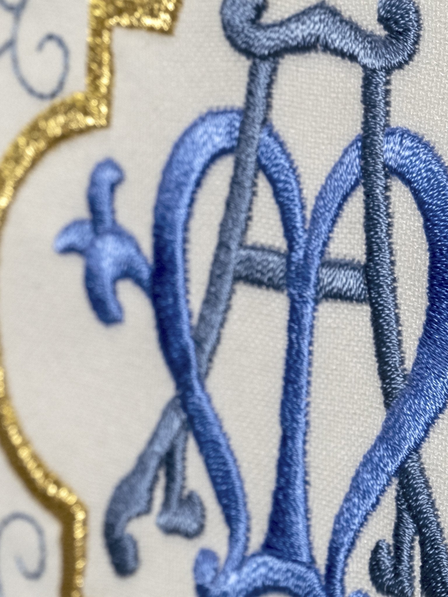 Chasuble embroidered with Marian motif in ecru KOR/384/05/12 - HAFTINAUSA.COM