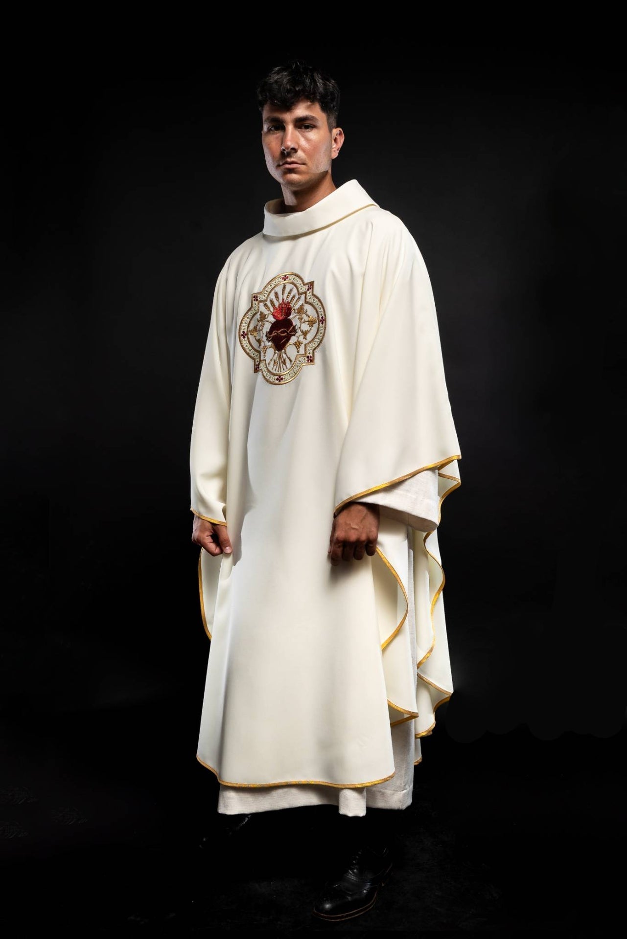 Chasuble embroidered with Sacred Heart of Jesus and Chalice in ecru KOR/118/05/01 ECRU - CHASUBLES.COM