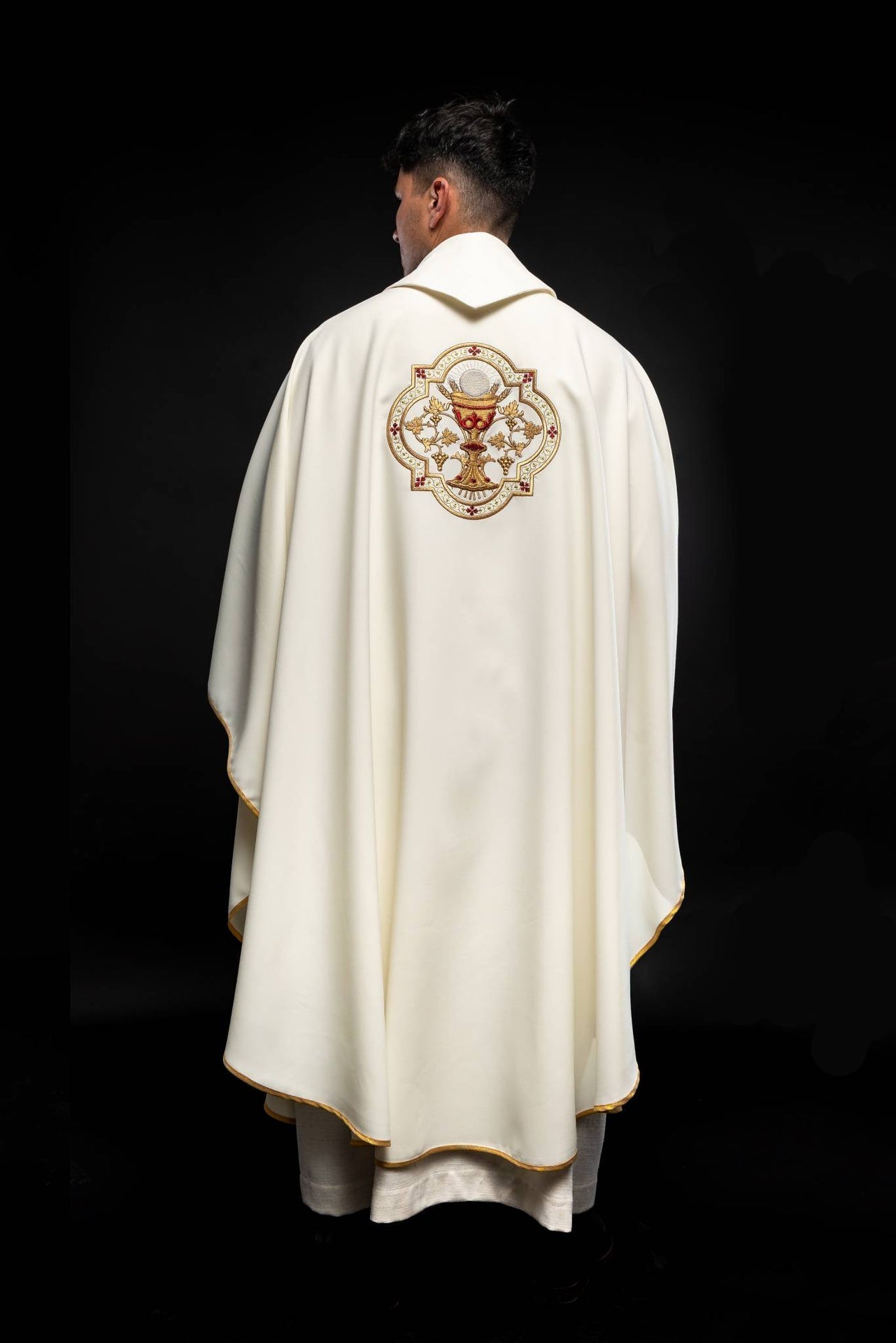 Chasuble embroidered with Sacred Heart of Jesus and Chalice in ecru KOR/118/05/01 ECRU - CHASUBLES.COM