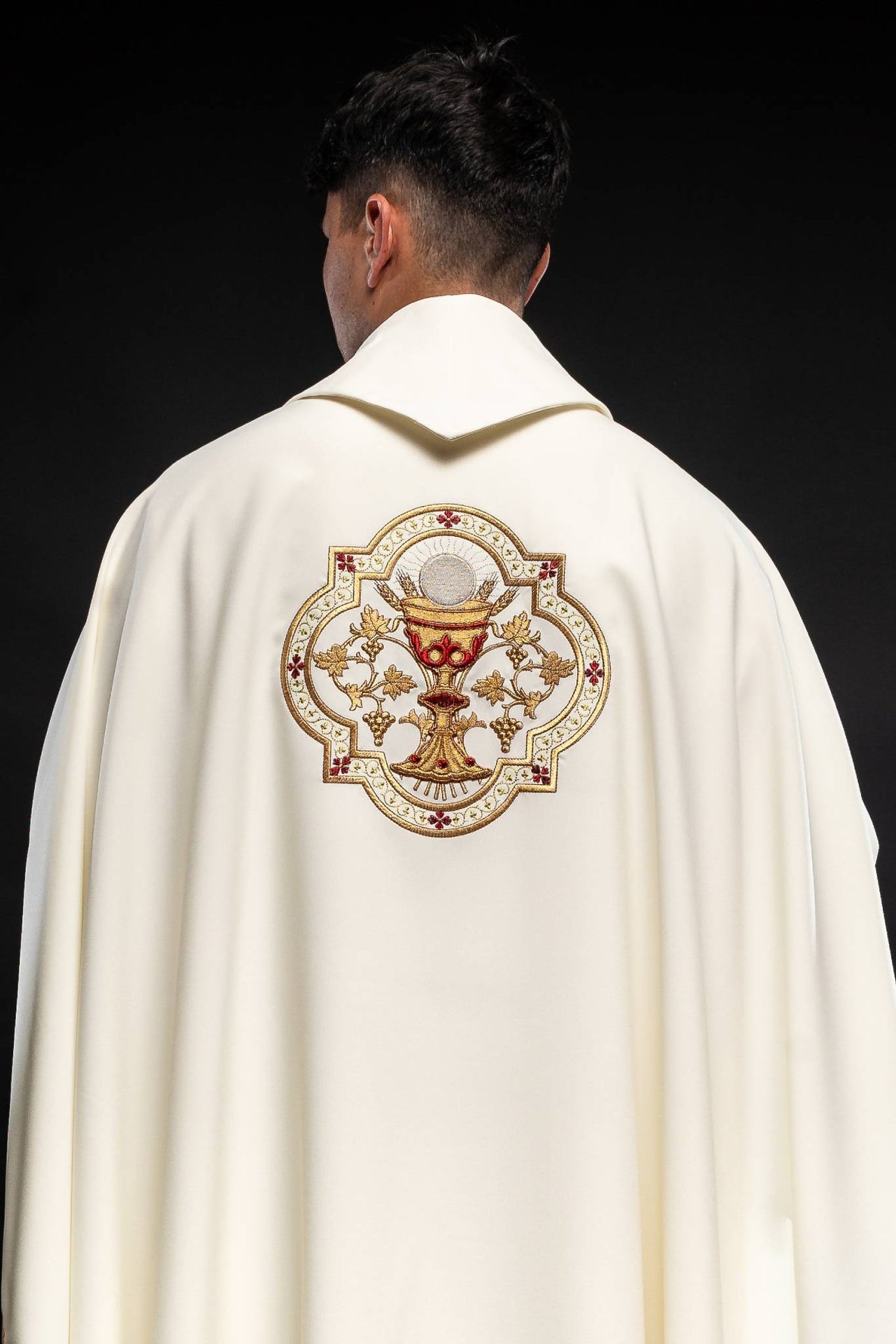Chasuble embroidered with Sacred Heart of Jesus and Chalice in ecru KOR/118/05/01 ECRU - CHASUBLES.COM