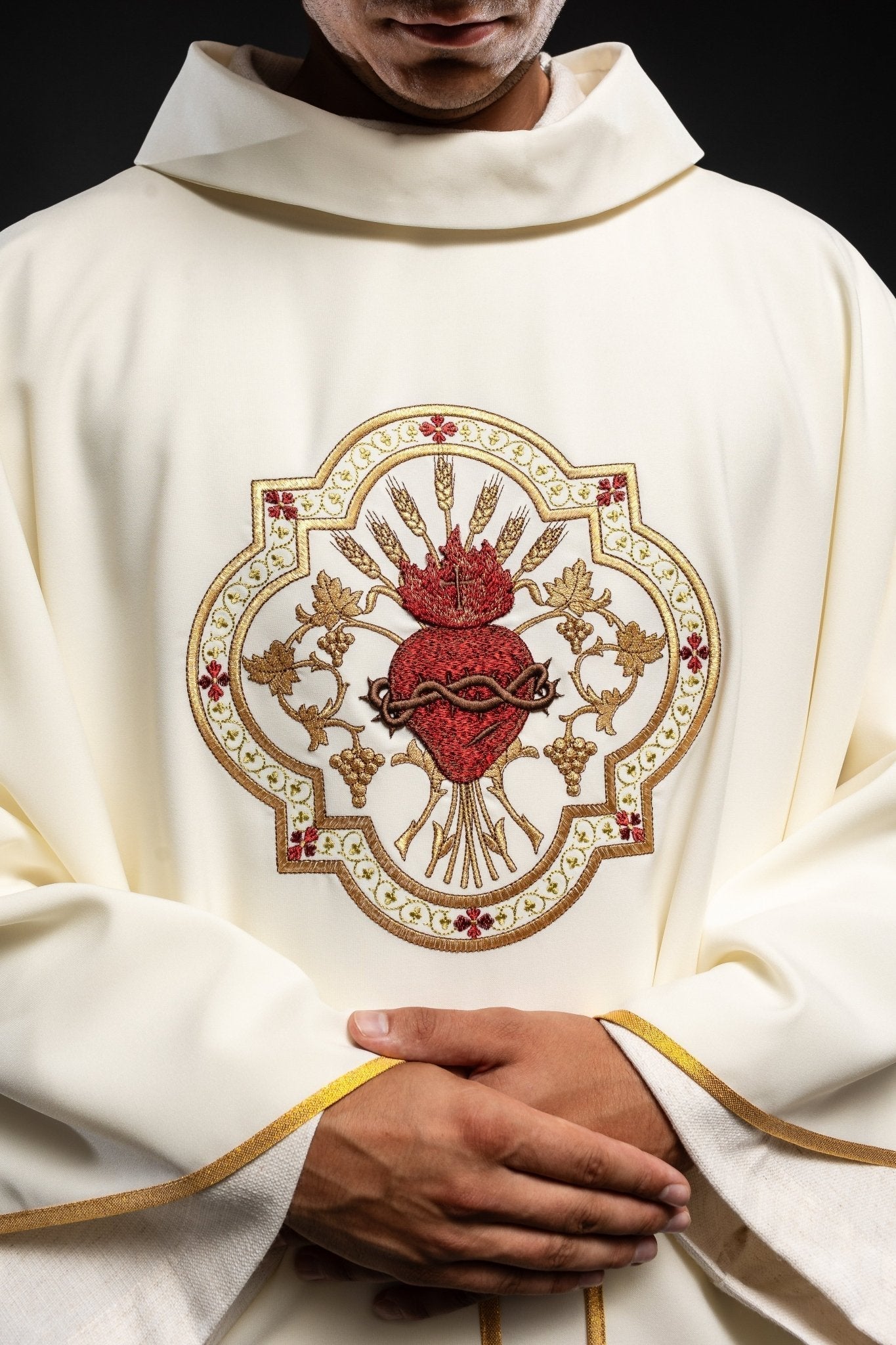 Chasuble embroidered with Sacred Heart of Jesus and Chalice in ecru KOR/118/05/01 ECRU - HAFTINAUSA.COM