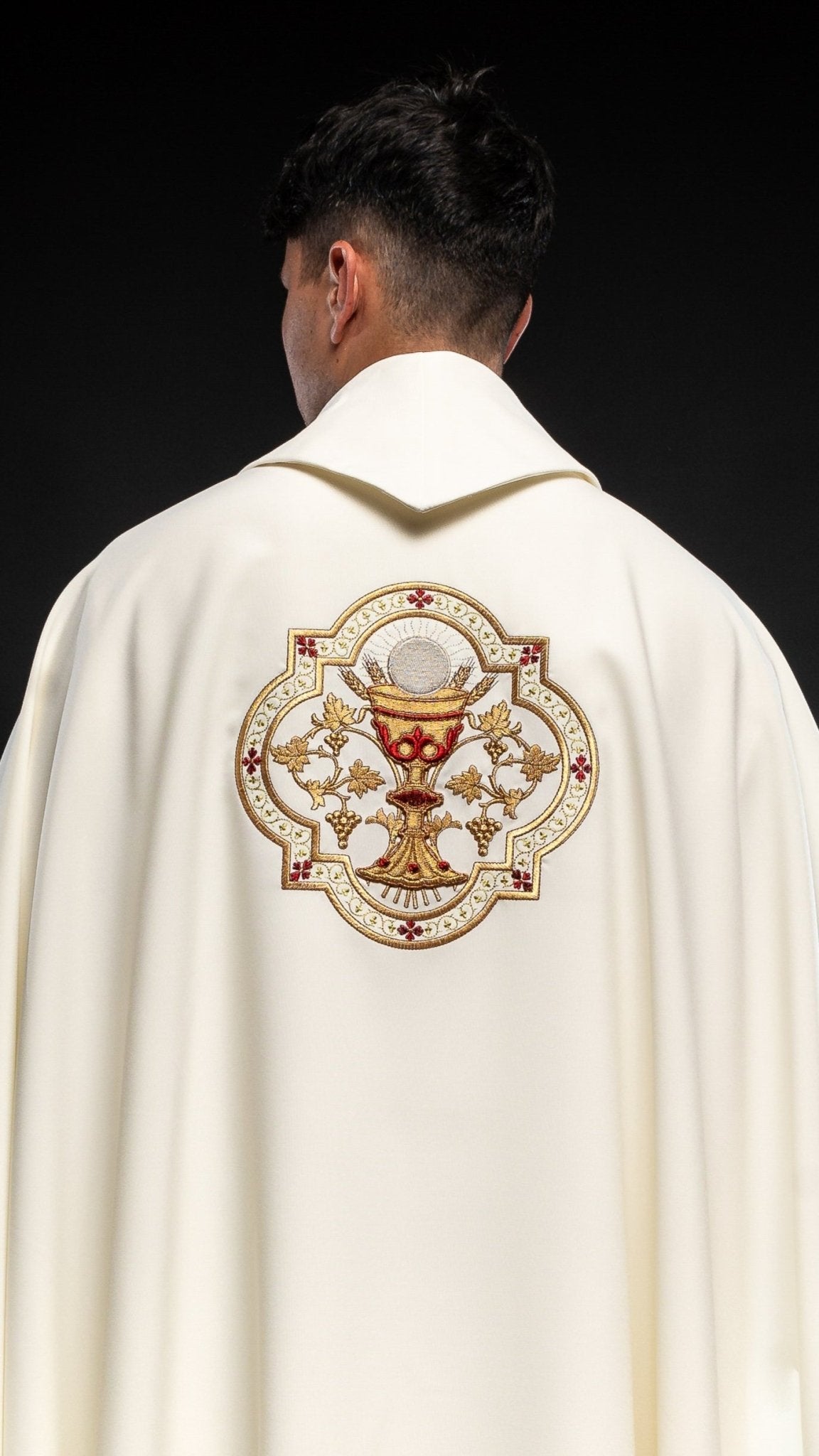 Chasuble embroidered with Sacred Heart of Jesus and Chalice in ecru KOR/118/05/01 ECRU - HAFTINAUSA.COM