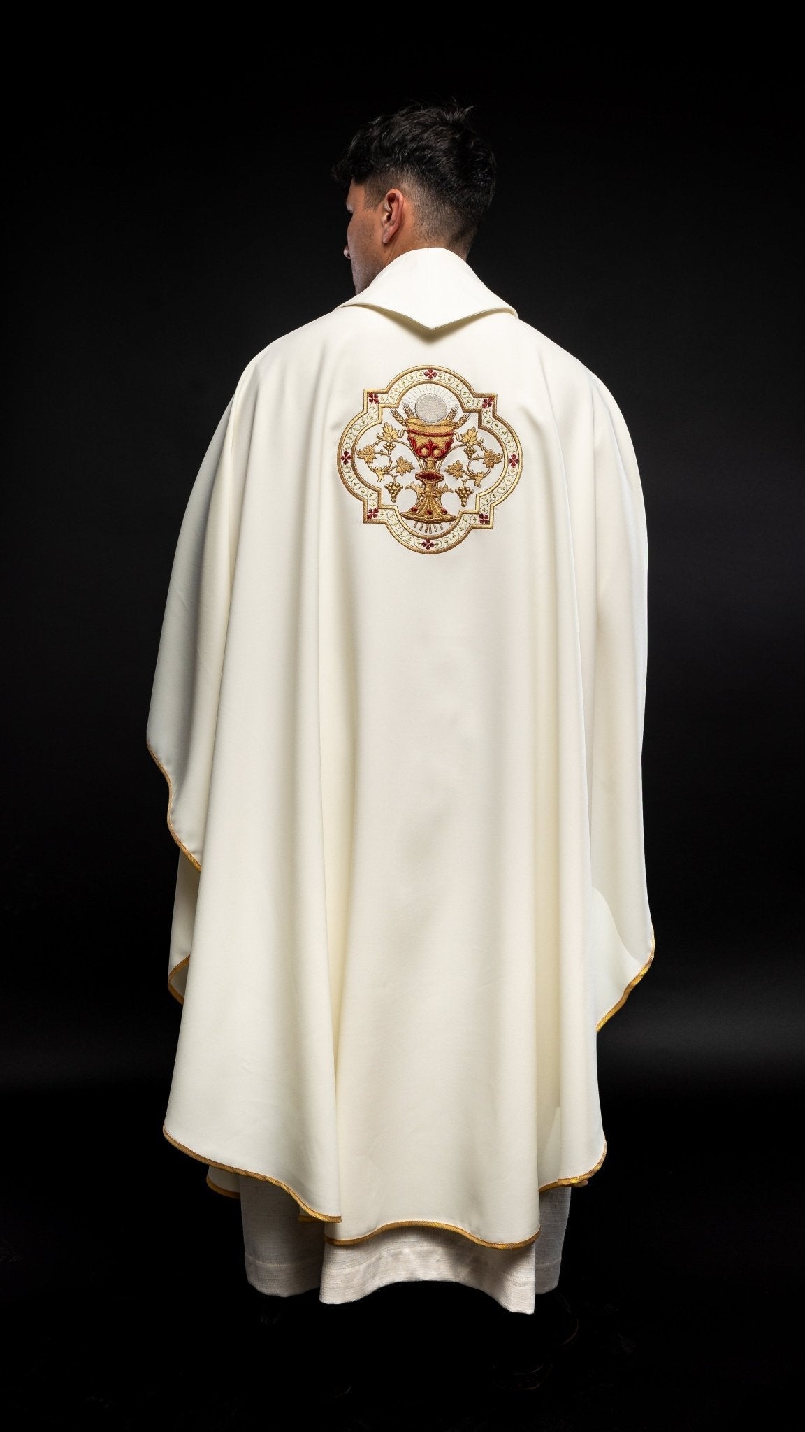 Chasuble embroidered with Sacred Heart of Jesus and Chalice in ecru KOR/118/05/01 ECRU - HAFTINAUSA.COM