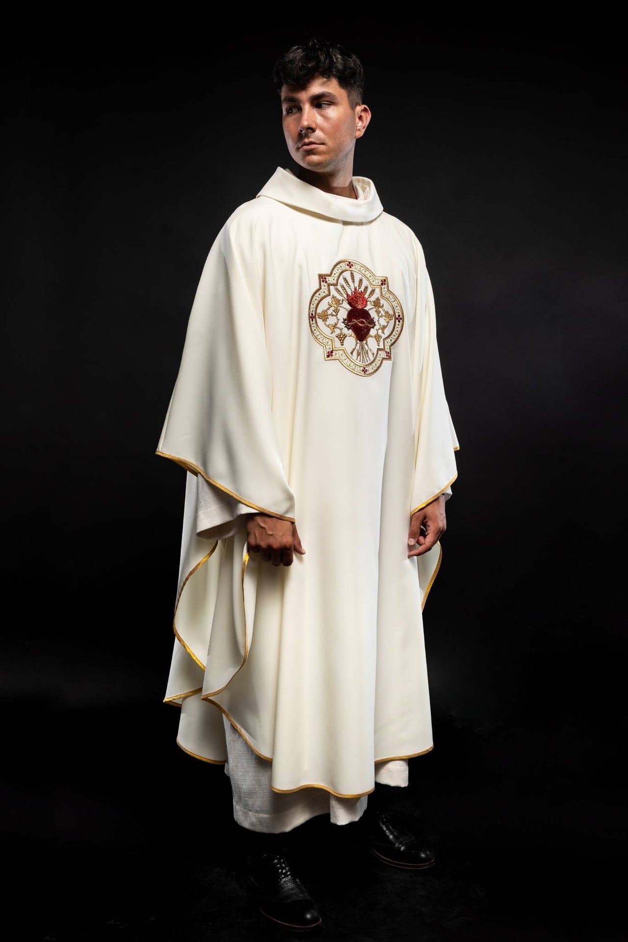 Chasuble embroidered with Sacred Heart of Jesus and Chalice in ecru KOR/118/05/01 ECRU - CHASUBLES.COM