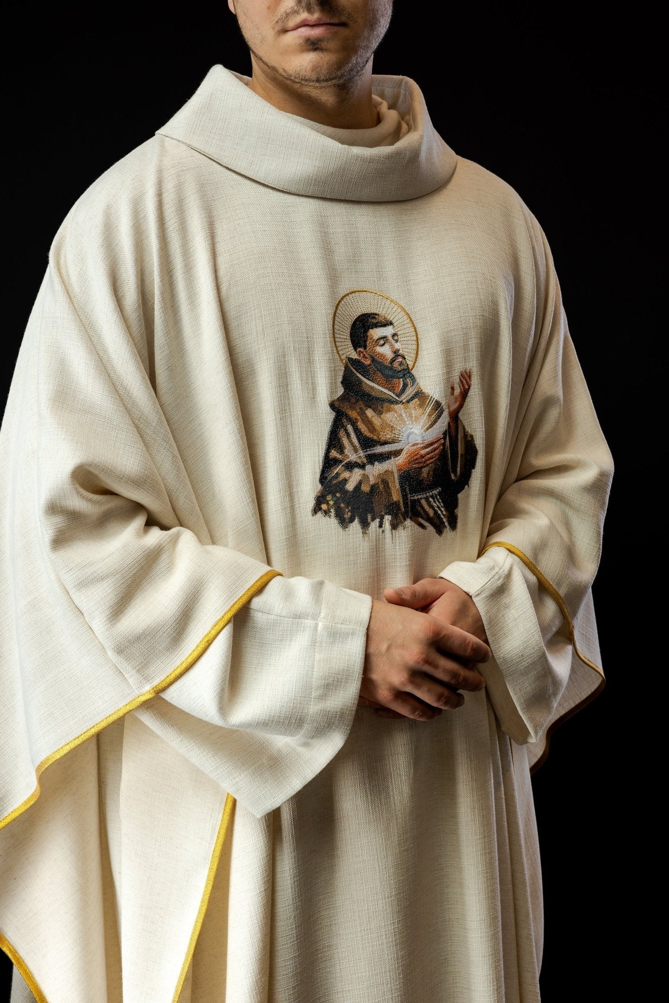 Chasuble embroidered with the image of St. Francis KOW2/030/05/49 - HAFTINAUSA.COM