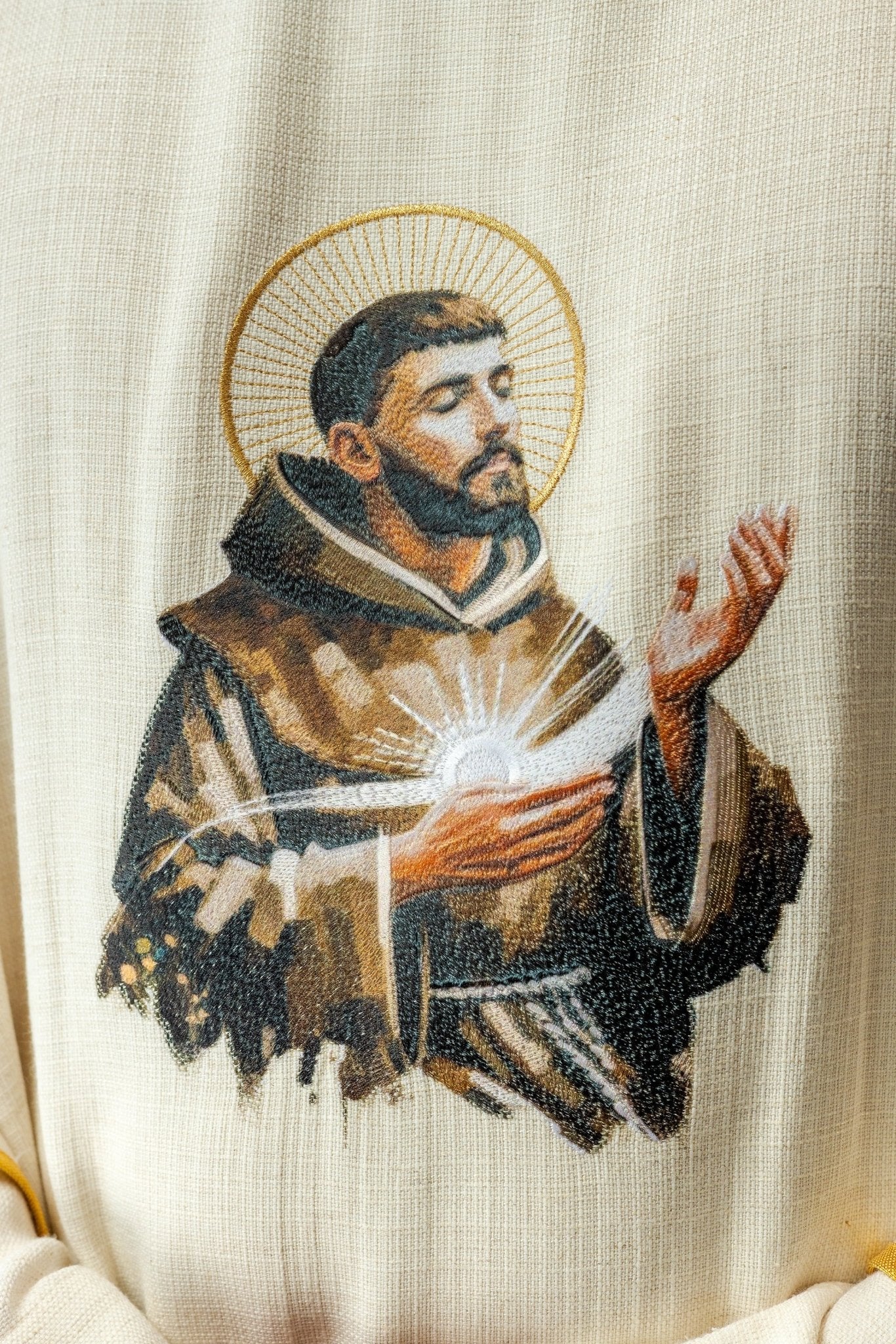 Chasuble embroidered with the image of St. Francis KOW2/030/05/49 - HAFTINAUSA.COM