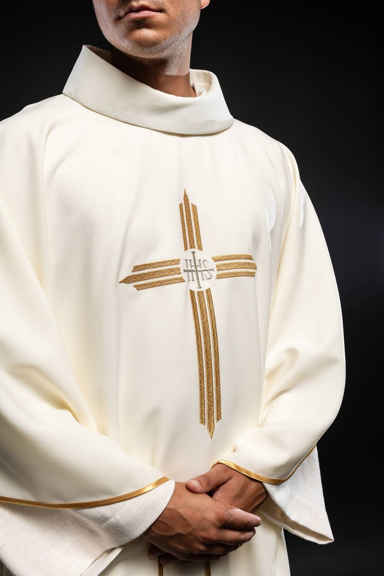 Chasuble embroidered with the symbol of Cross IHS KOR/017/05/12 ECRU - CHASUBLES.COM