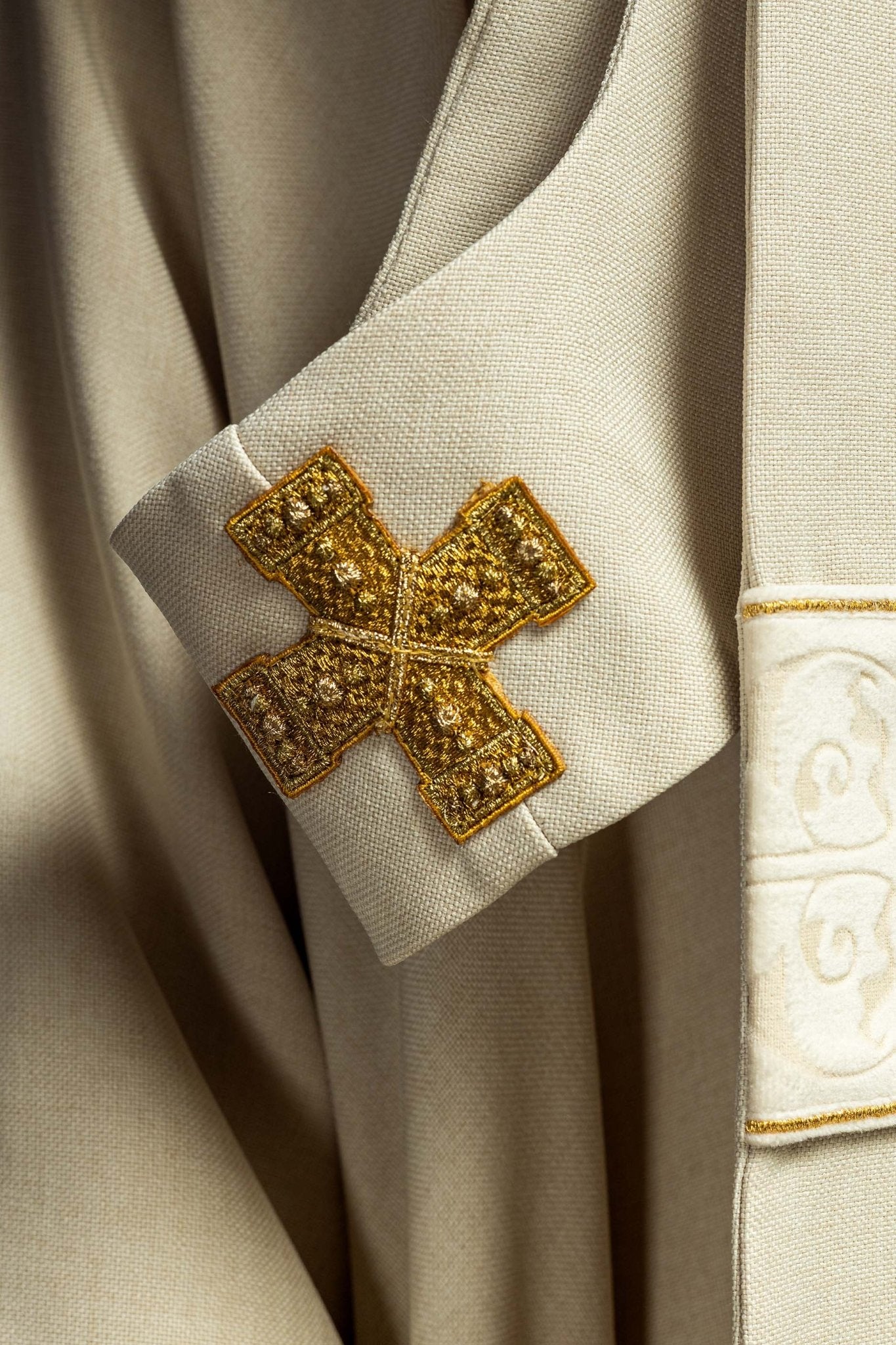 Chasuble in ecru color with an embroidered band and collar decorated with crosses LE/7073/05 - CHASUBLES.COM