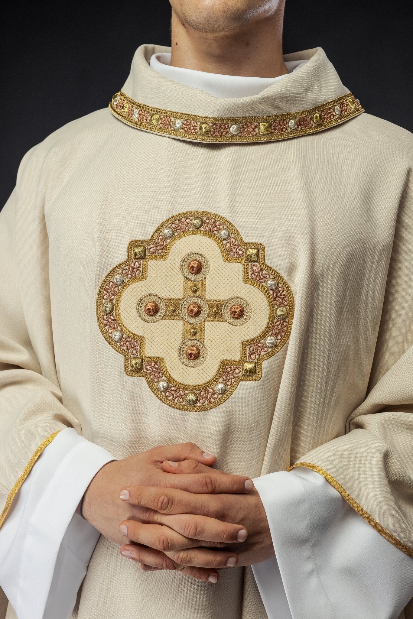 Chasuble in ecru with embroidered piping on the collar and around the embroidery of the cros S - 7066 - 05 - 70 - HAFTINAUSA.COM