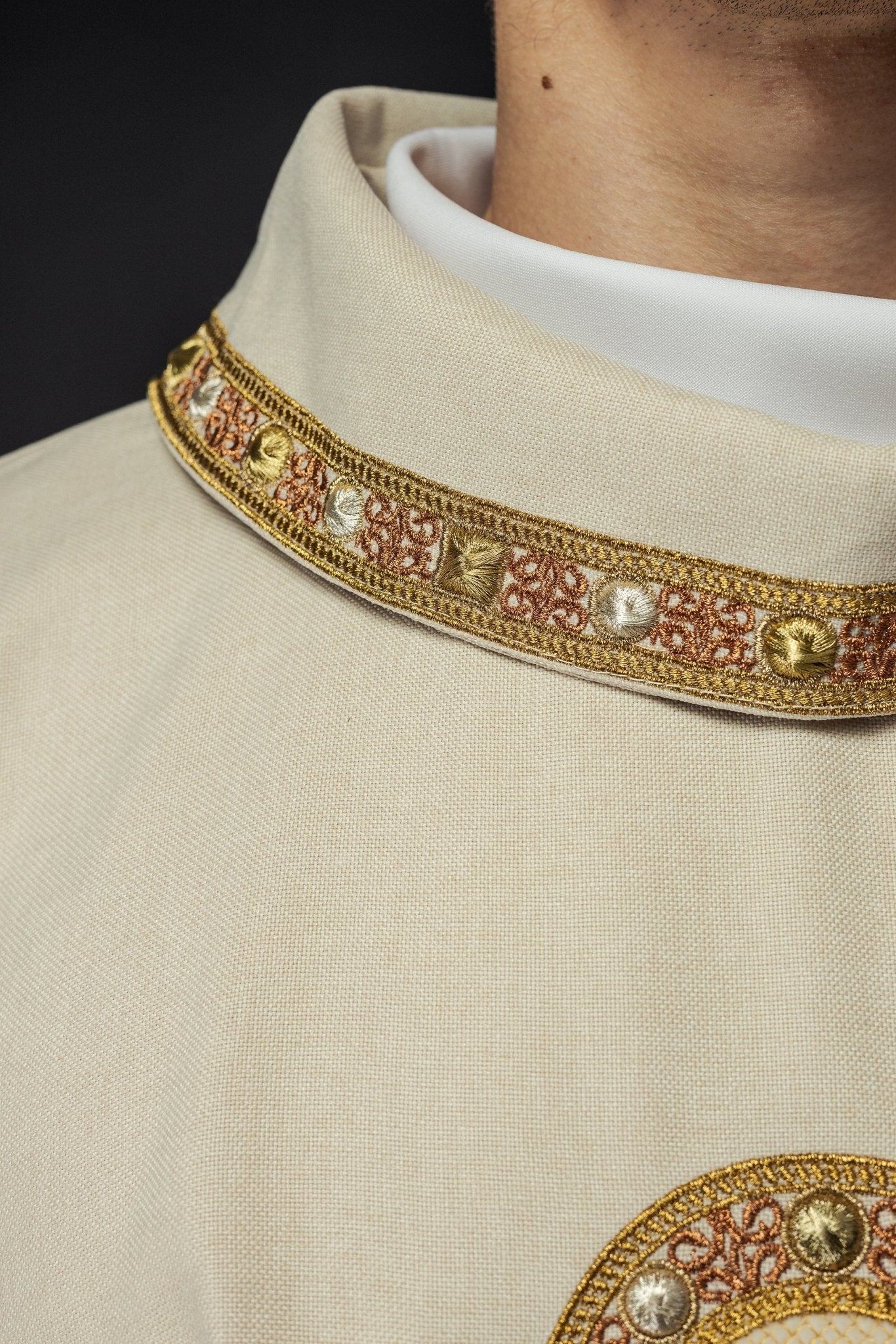 Chasuble in ecru with embroidered piping on the collar and around the embroidery of the cros S - 7066 - 05 - 70 - HAFTINAUSA.COM