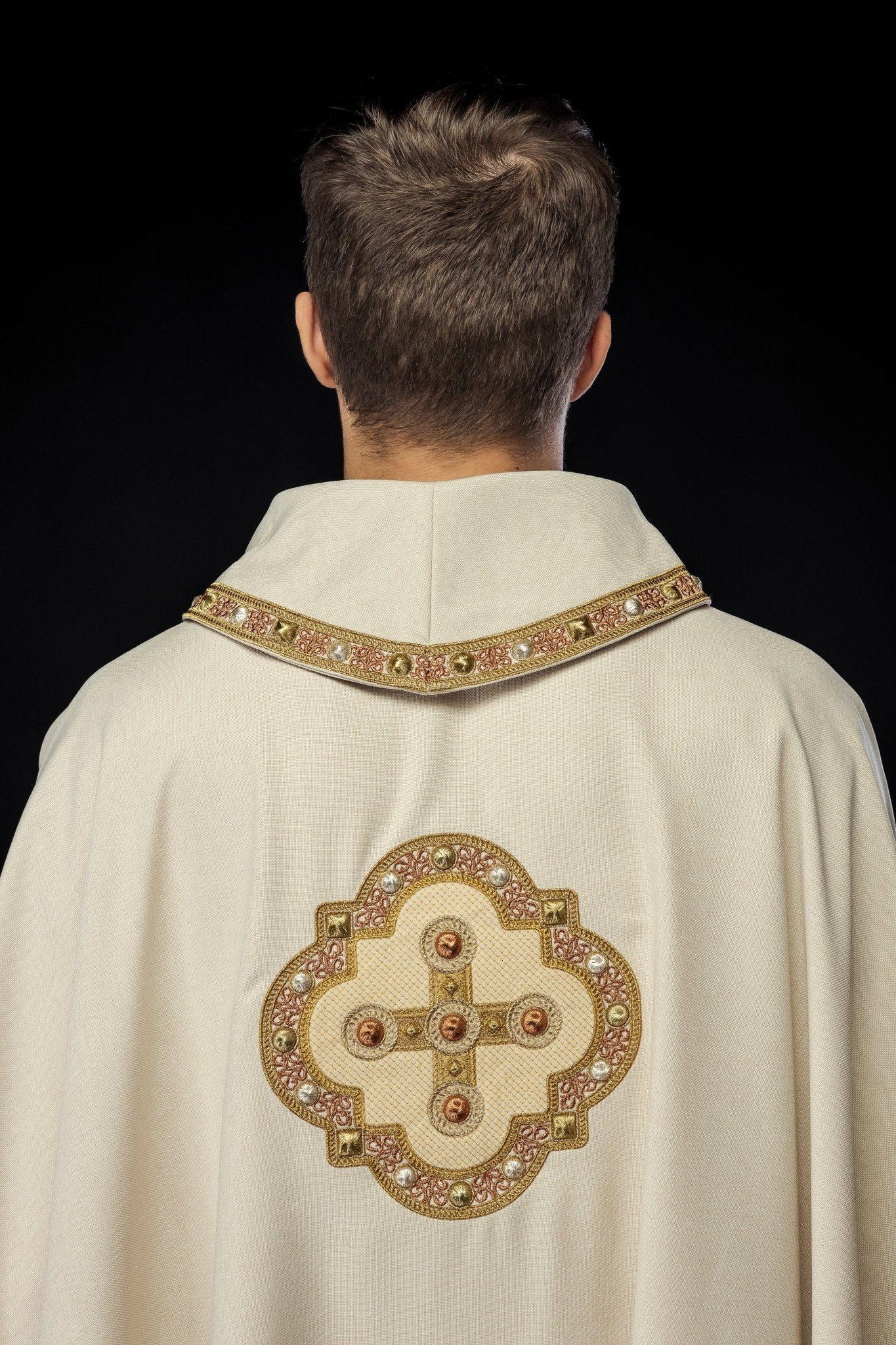 Chasuble in ecru with embroidered piping on the collar and around the embroidery of the cros S - 7066 - 05 - 70 - HAFTINAUSA.COM