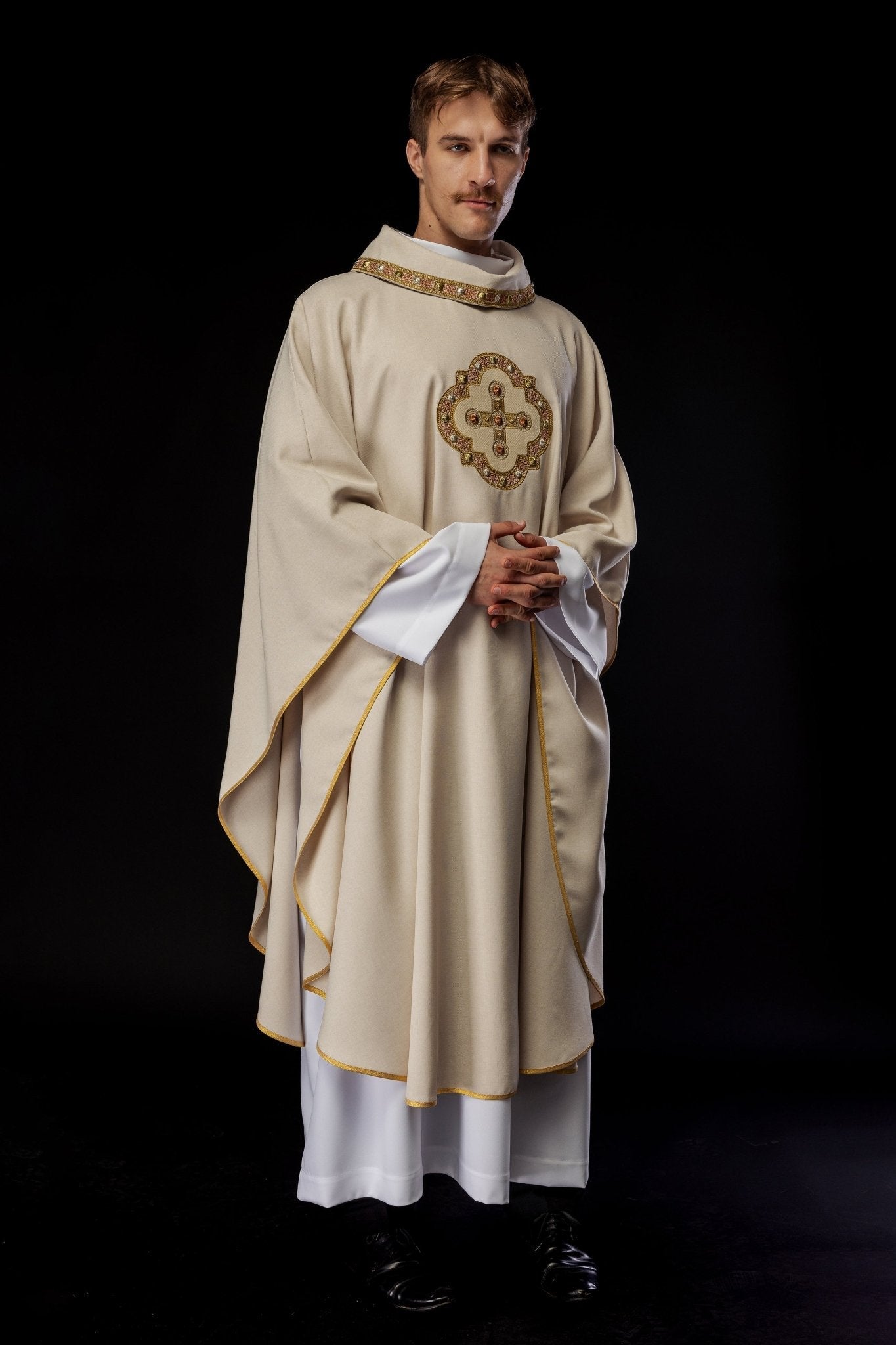 Chasuble in ecru with embroidered piping on the collar and around the embroidery of the cros S - 7066 - 05 - 70 - HAFTINAUSA.COM