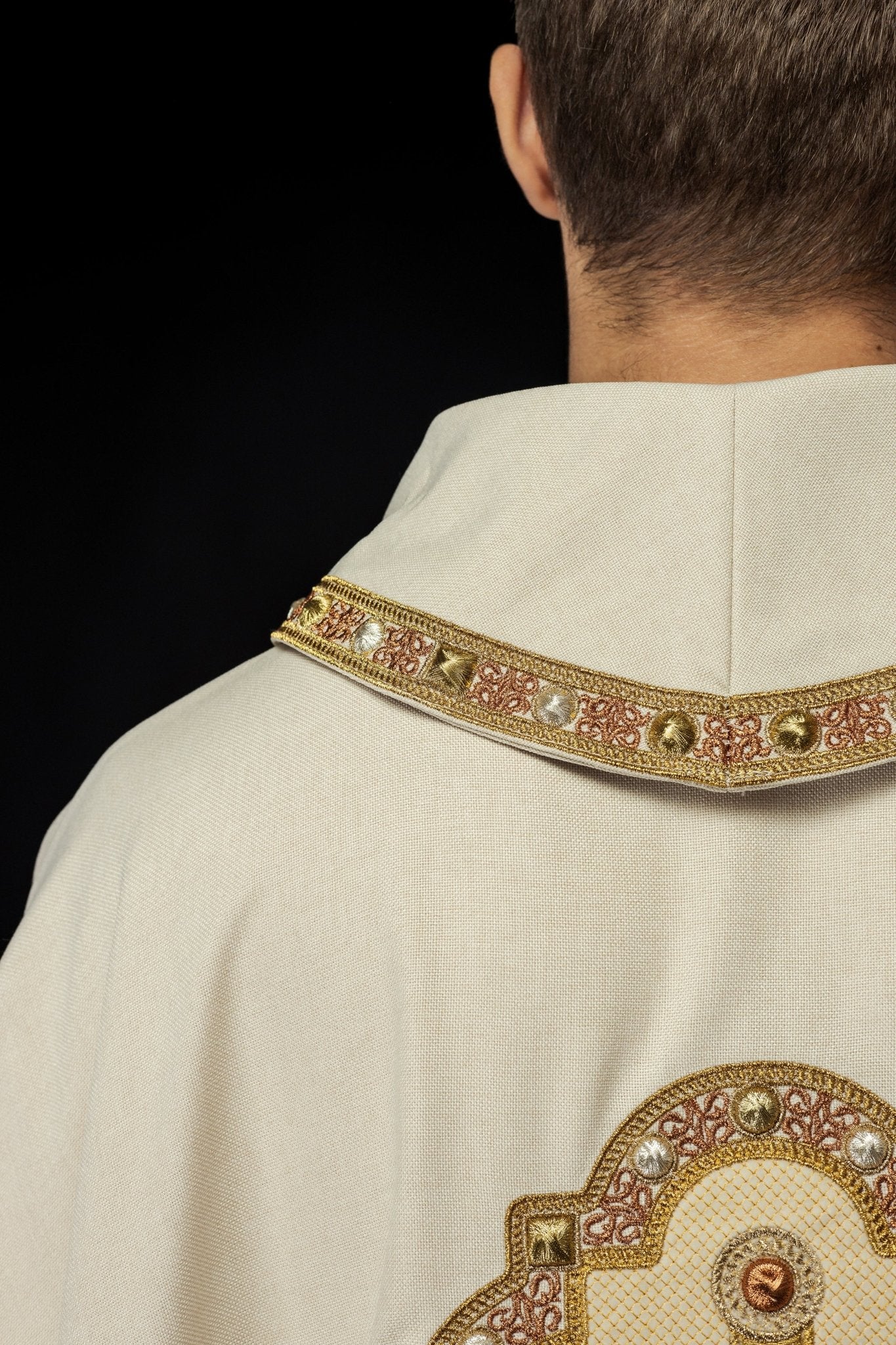 Chasuble in ecru with embroidered piping on the collar and around the embroidery of the cros S - 7066 - 05 - 70 - HAFTINAUSA.COM