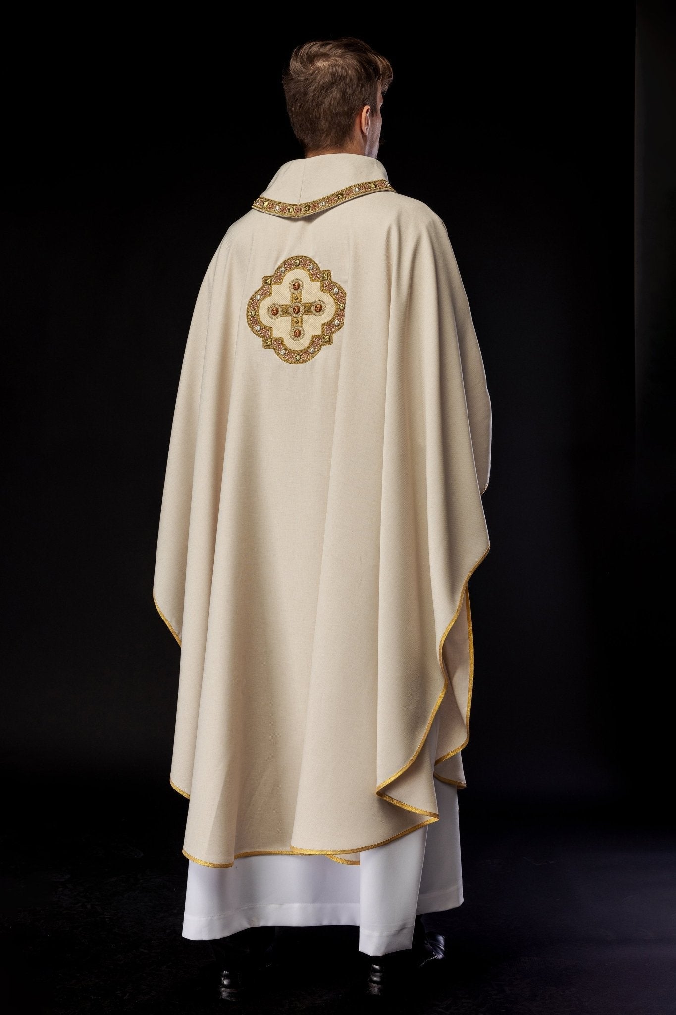 Chasuble in ecru with embroidered piping on the collar and around the embroidery of the cros S - 7066 - 05 - 70 - HAFTINAUSA.COM