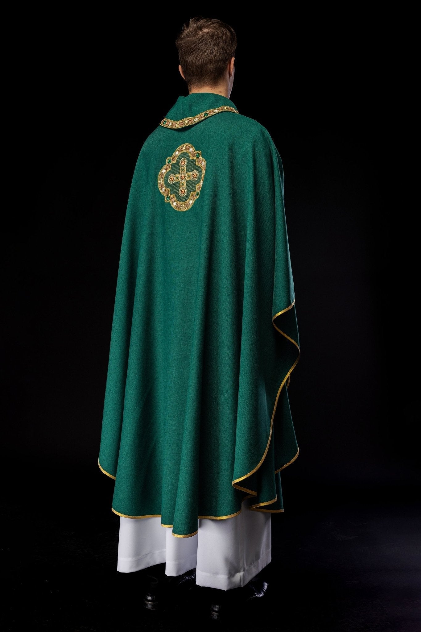 Chasuble in green with embroidered piping on the collar and around the embroidery of the cros S - 7066 - 01 - 70 - HAFTINAUSA.COM