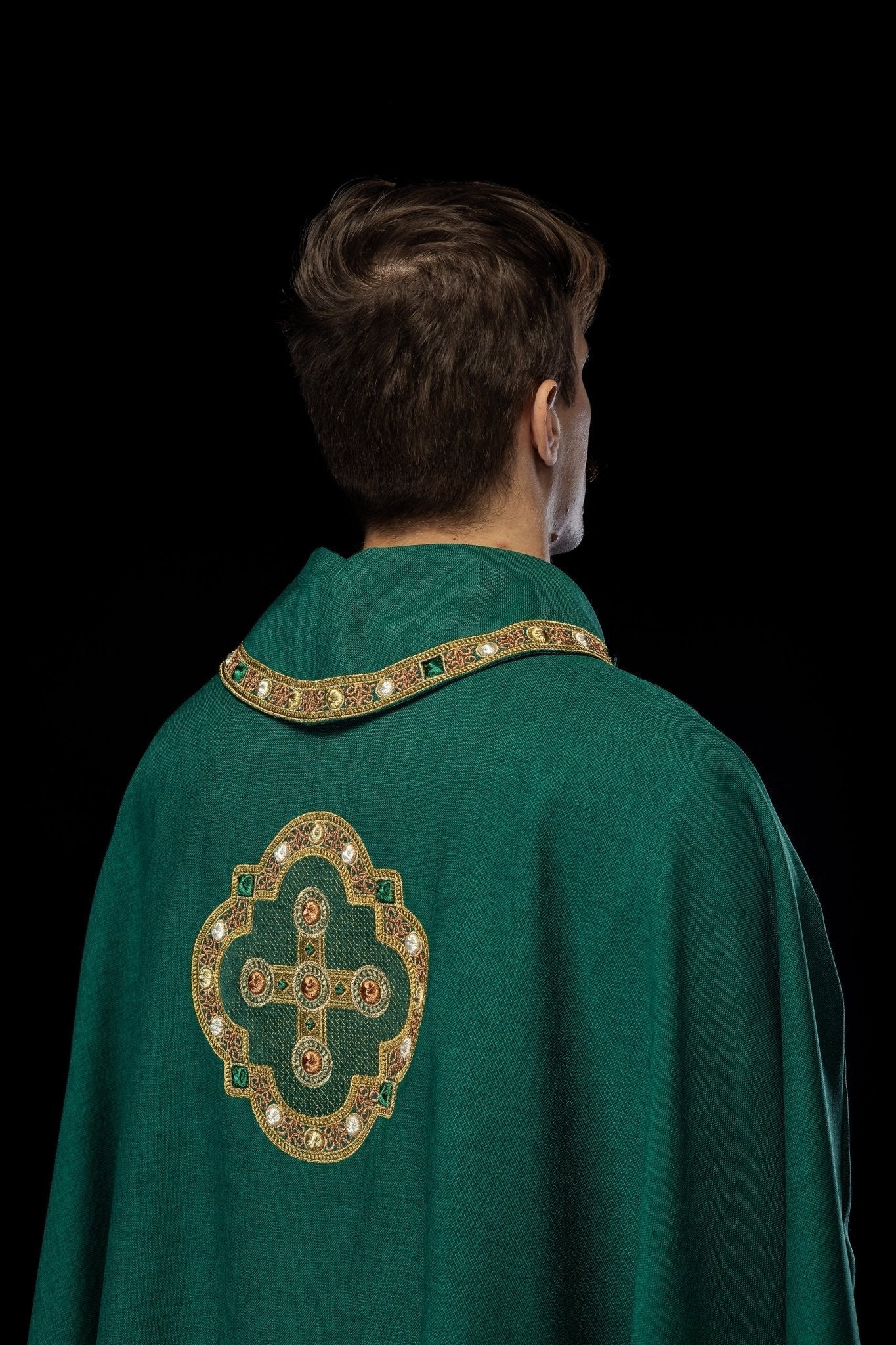 Chasuble in green with embroidered piping on the collar and around the embroidery of the cros S - 7066 - 01 - 70 - HAFTINAUSA.COM